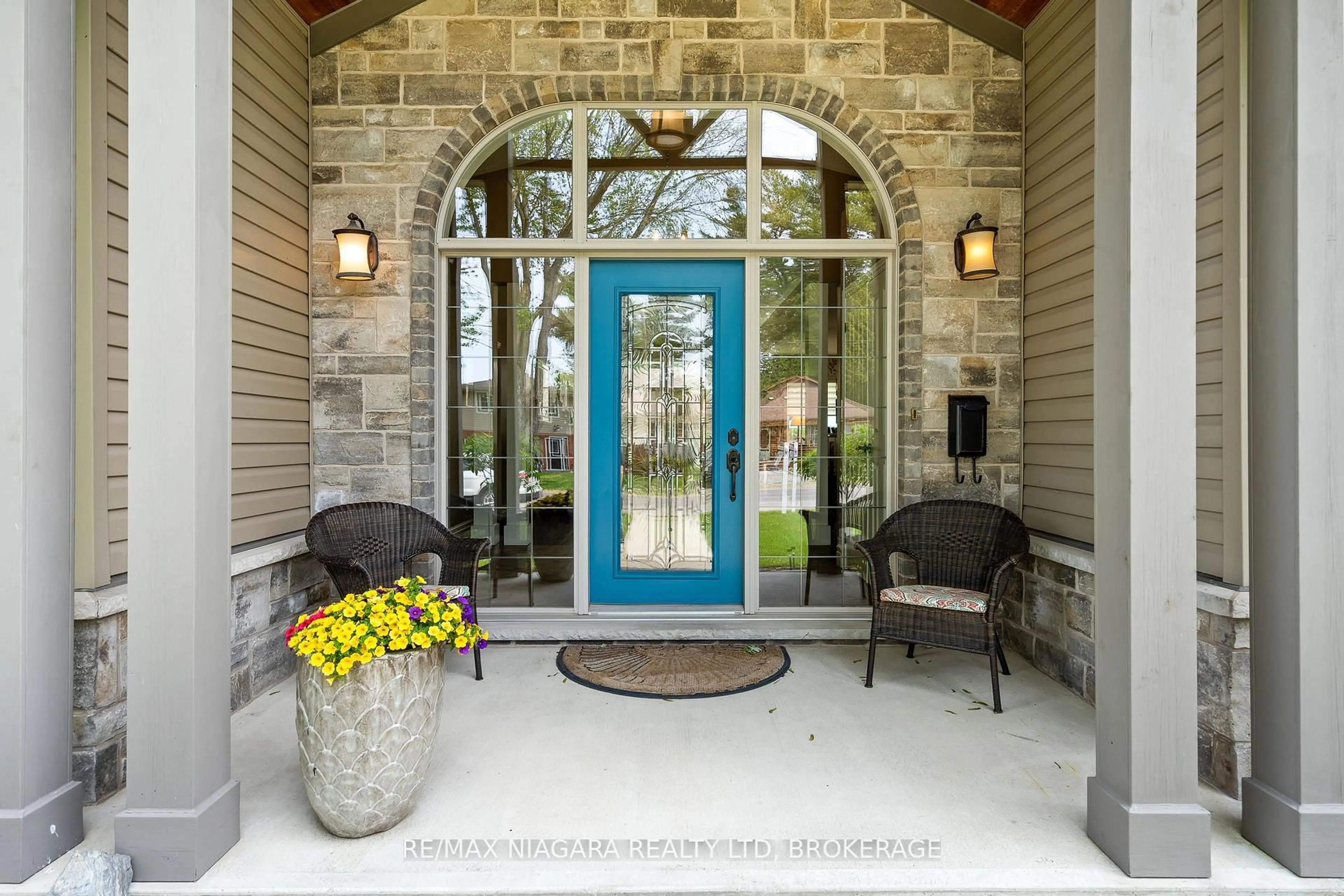 Indoor entryway for 47 Rosemount Ave, Port Colborne Ontario L3K 5P8