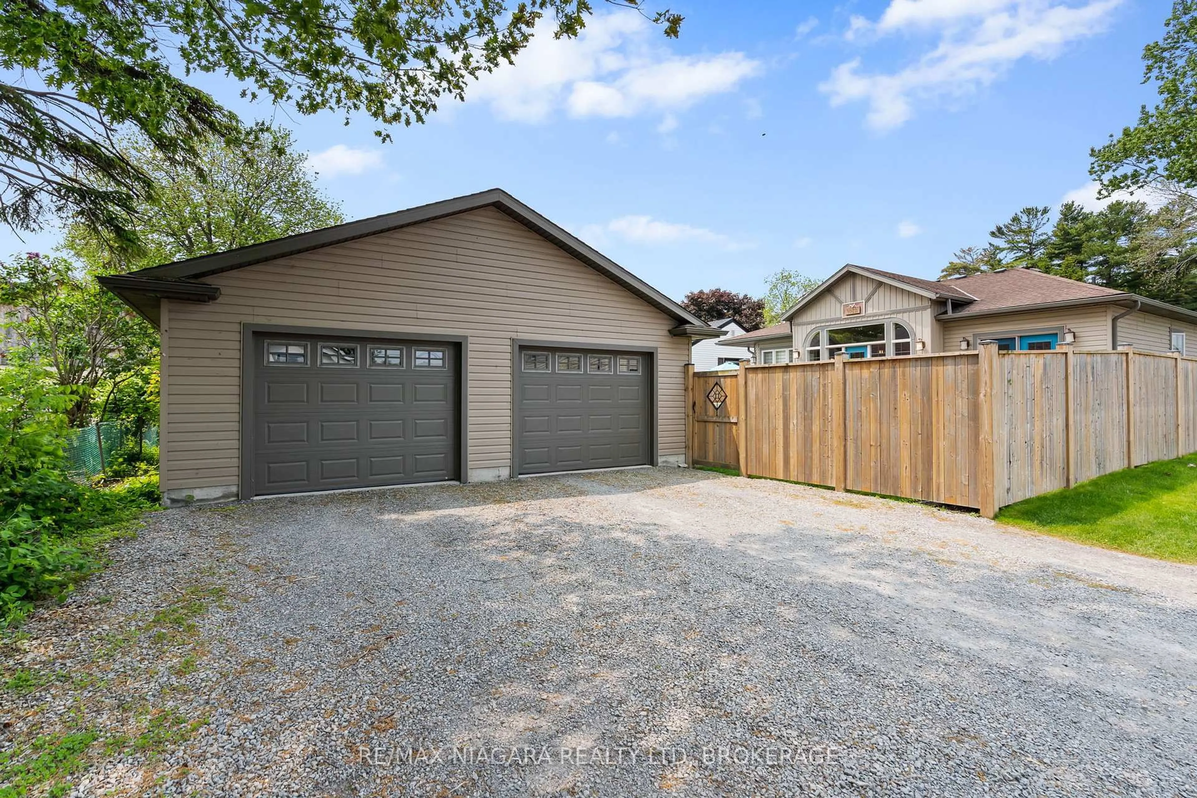 Indoor garage for 47 Rosemount Ave, Port Colborne Ontario L3K 5P8