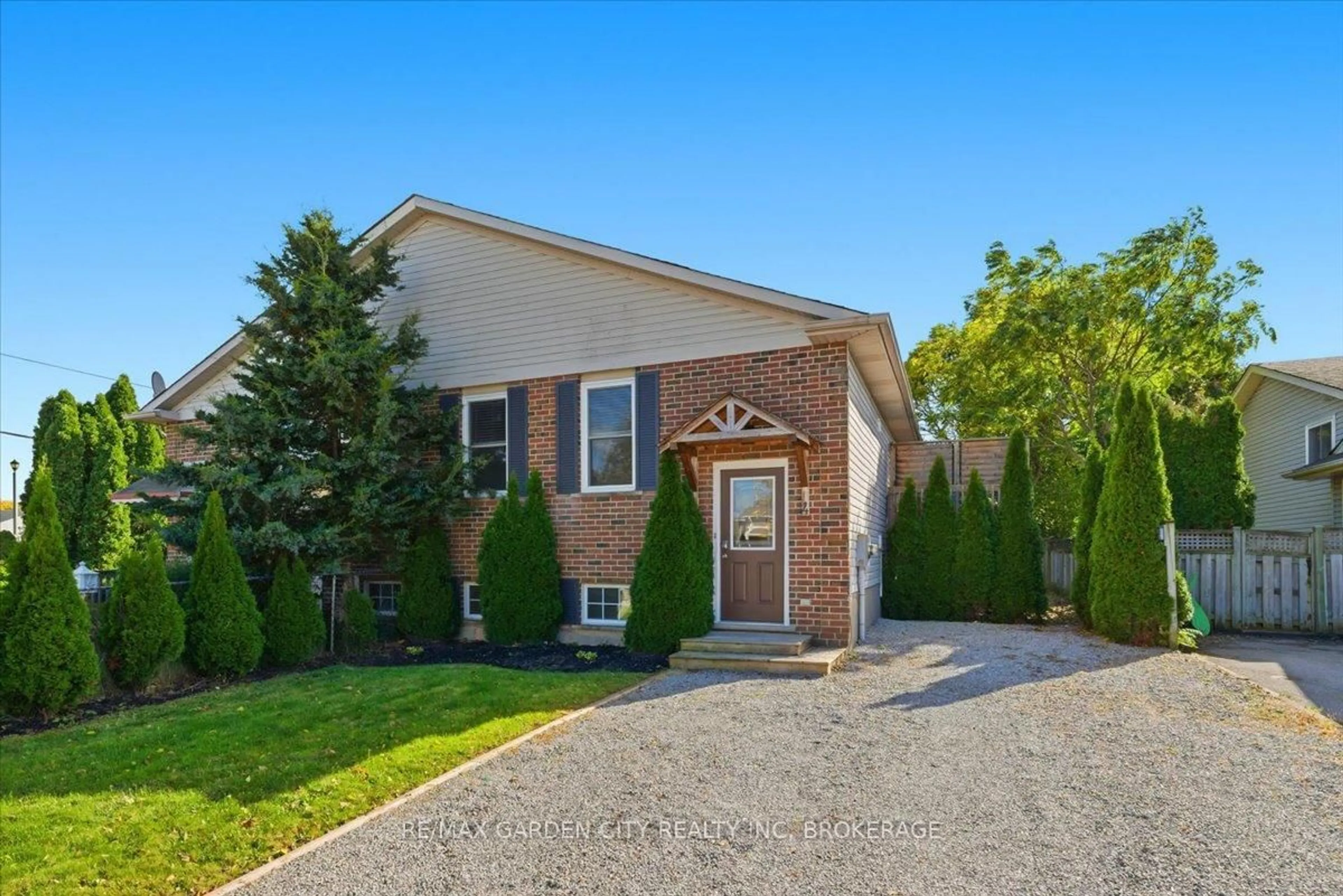 Home with brick exterior material, street for 4 FOX TRAIL Dr, St. Catharines Ontario L2S 3T7