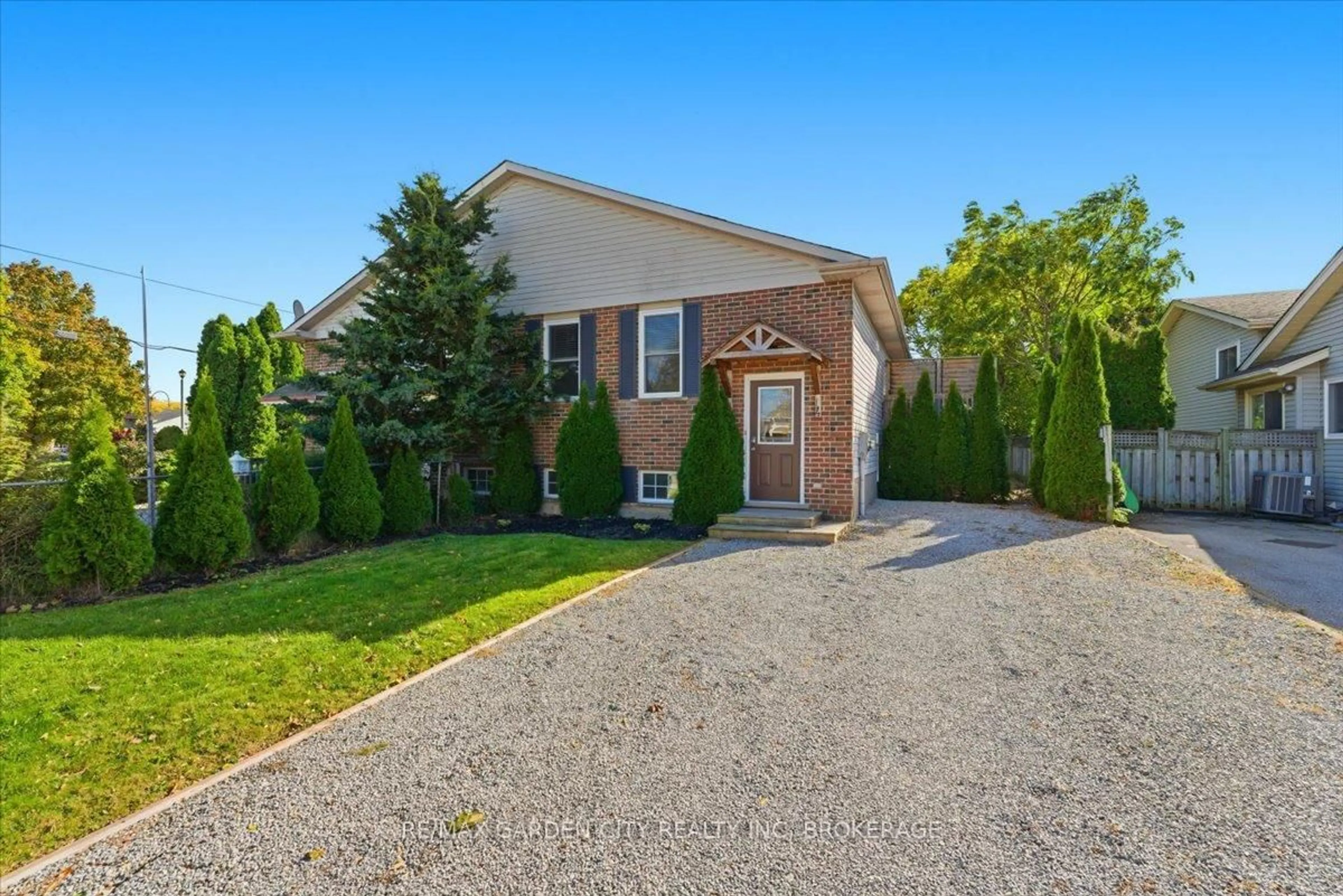 Home with brick exterior material, street for 4 FOX TRAIL Dr, St. Catharines Ontario L2S 3T7