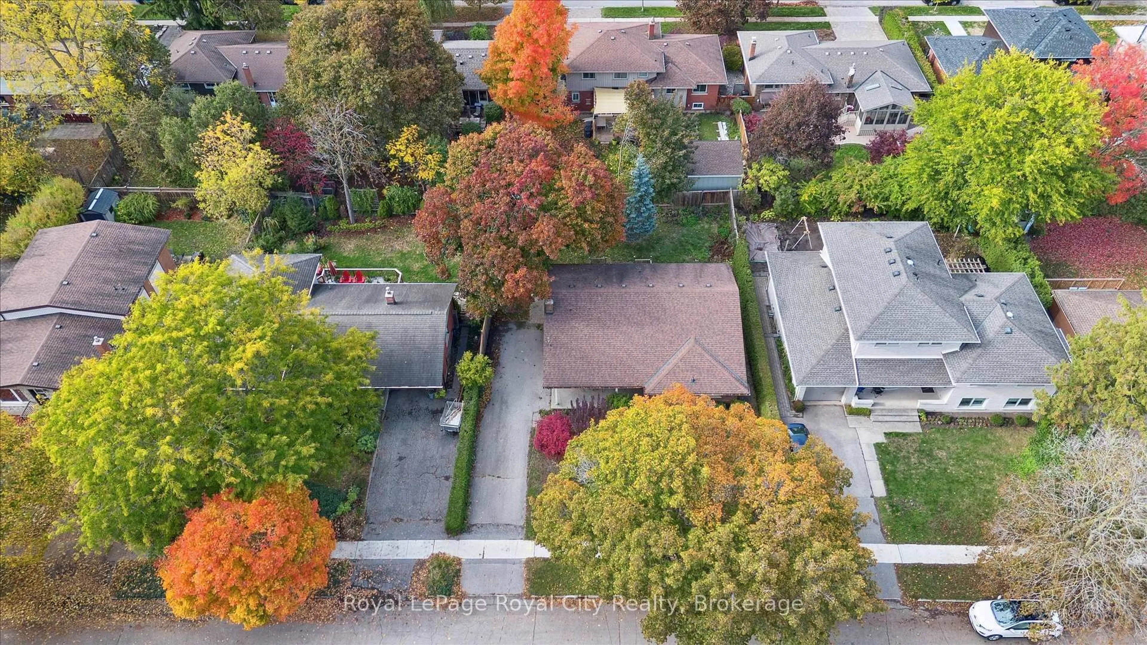 A pic from outside/outdoor area/front of a property/back of a property/a pic from drone, street for 27 Cedar St, Guelph Ontario N1G 1B9