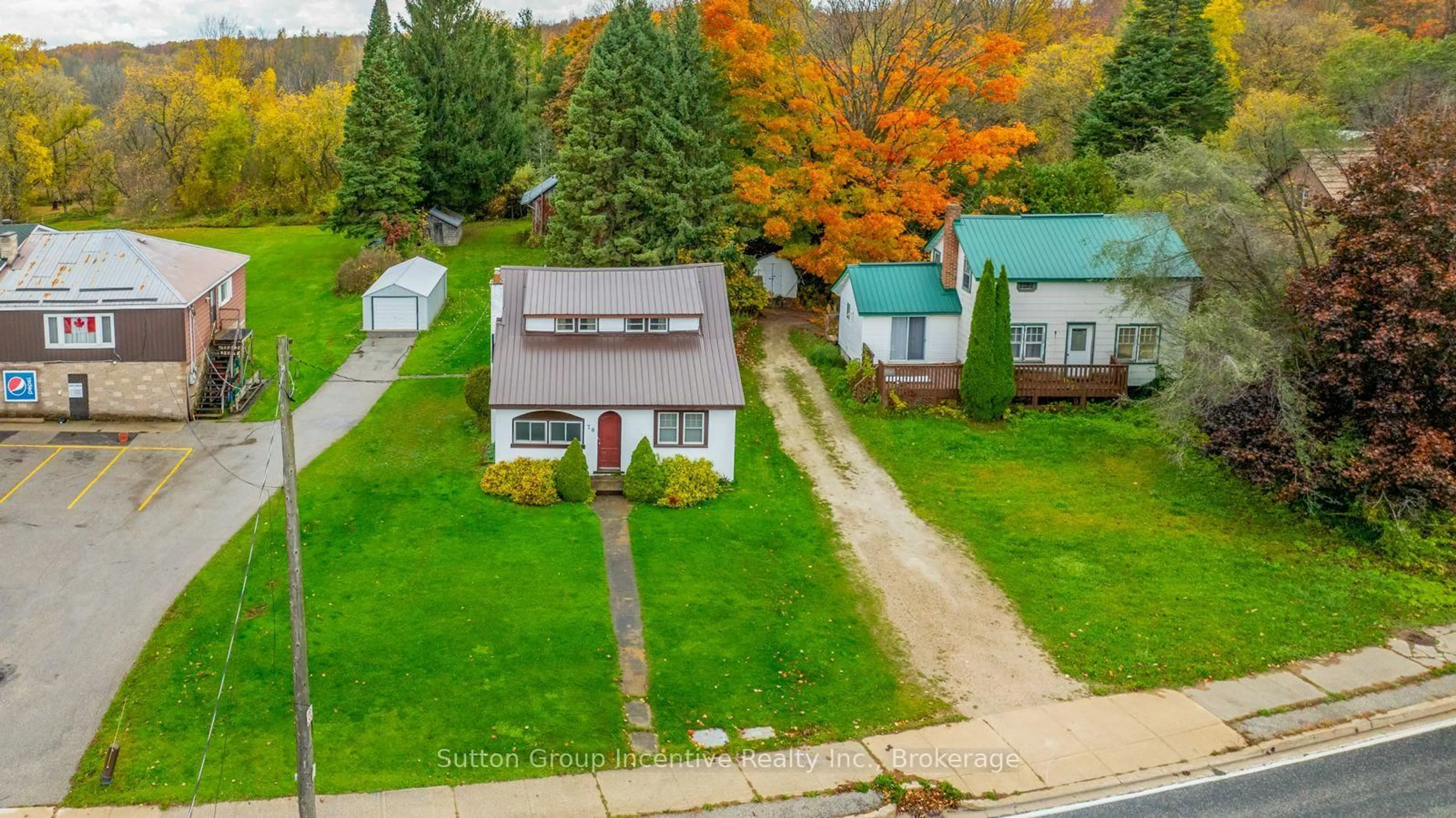 A pic from outside/outdoor area/front of a property/back of a property/a pic from drone, street for 78 Garafraxa St, Chatsworth Ontario N0H 1G0