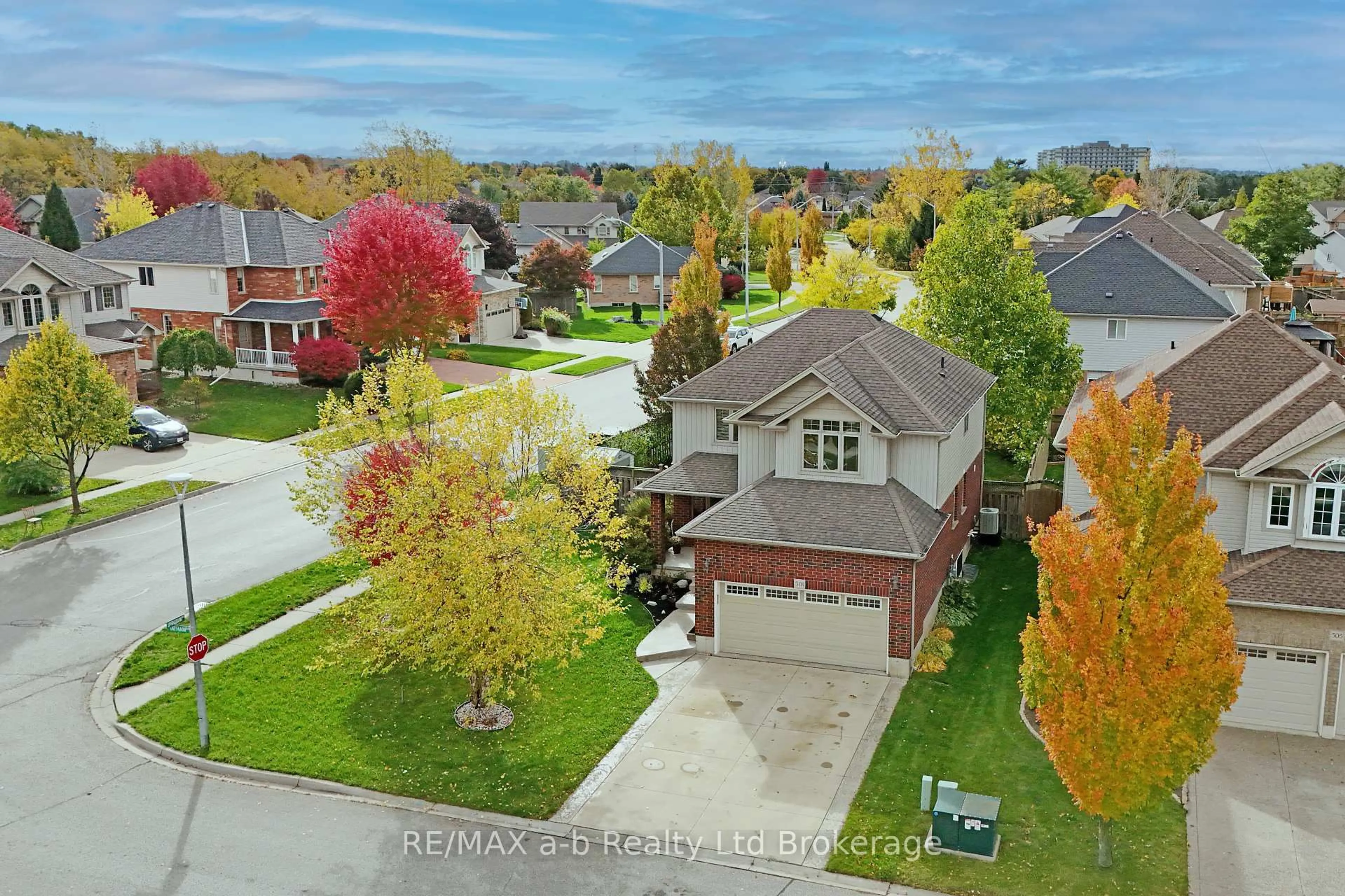 A pic from outside/outdoor area/front of a property/back of a property/a pic from drone, street for 501 Tatham Blvd, Woodstock Ontario N4T 0A7