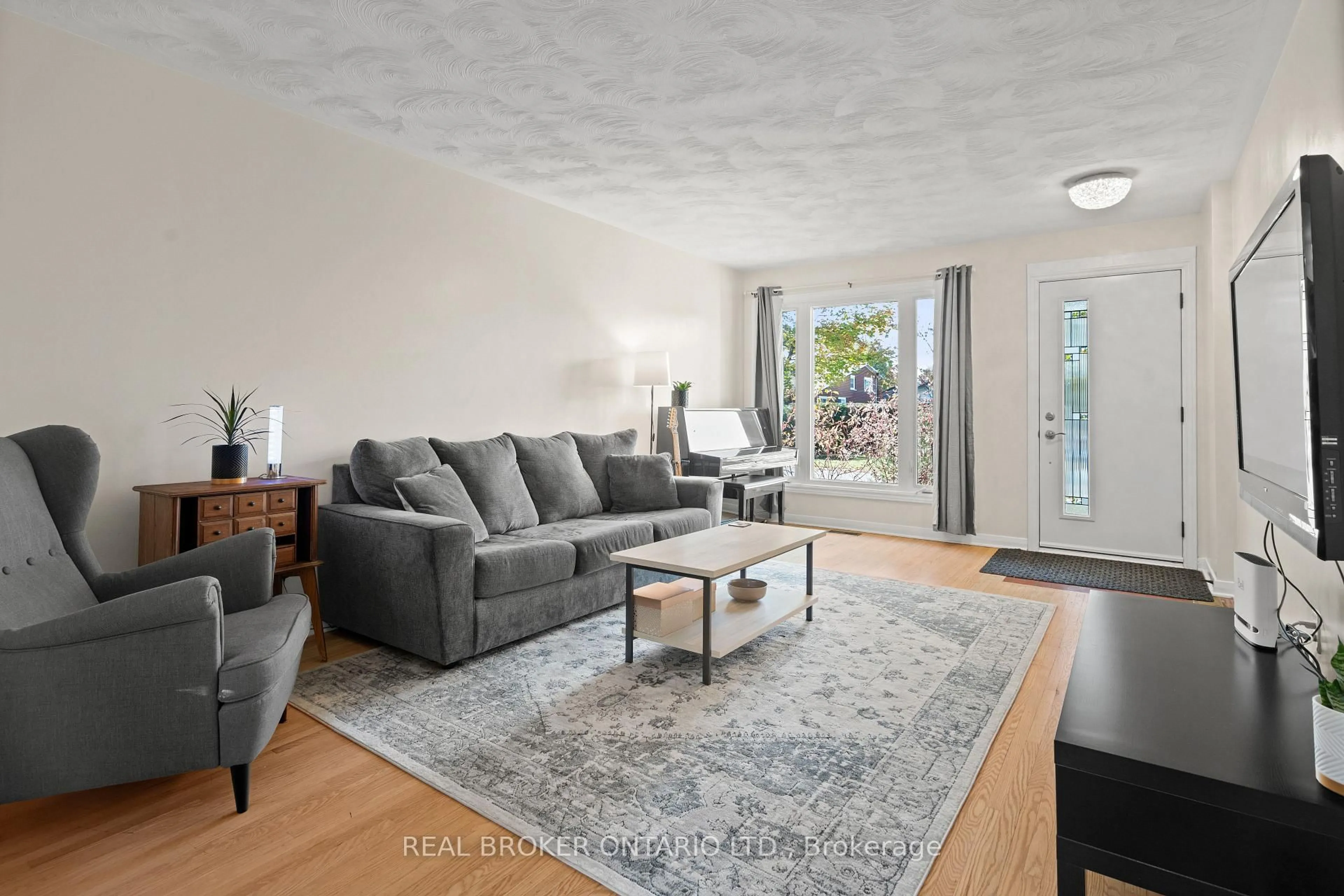Living room with furniture, unknown for 1229 Cobden Rd, Ottawa Ontario K2C 2Z4