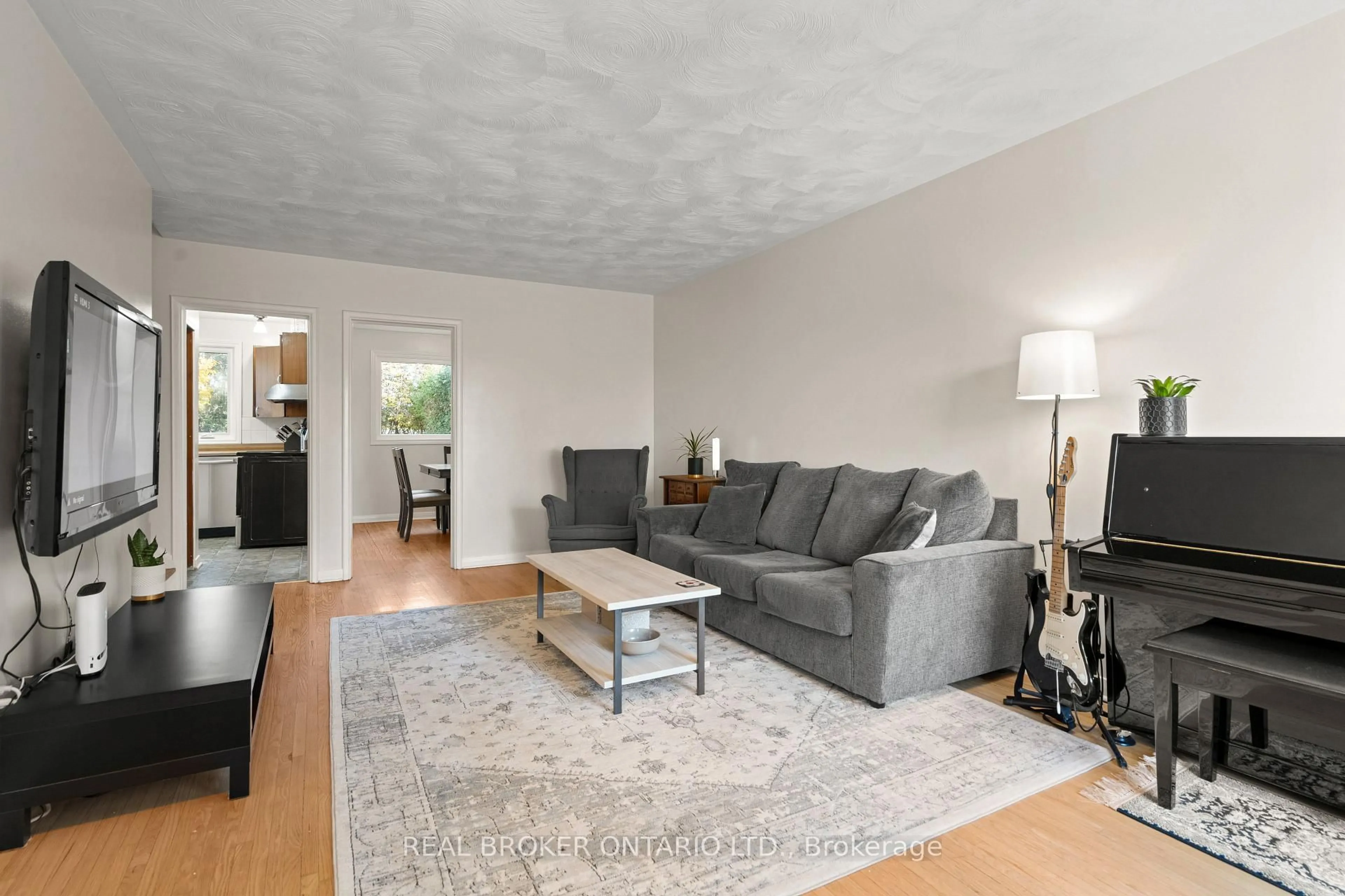 Living room with furniture, unknown for 1229 Cobden Rd, Ottawa Ontario K2C 2Z4