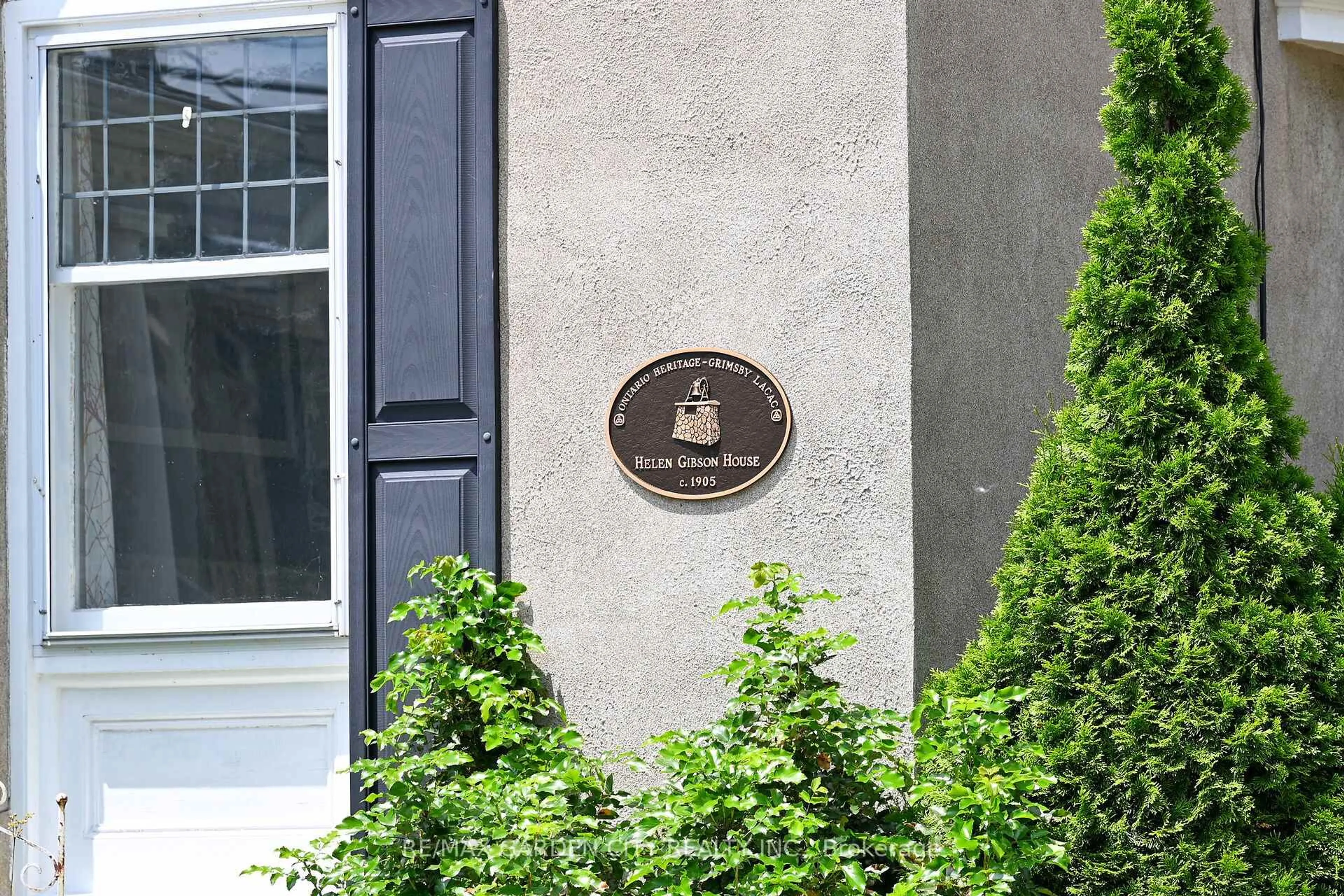 Unknown for 14 ROBINSON St, Grimsby Ontario L3M 3C4