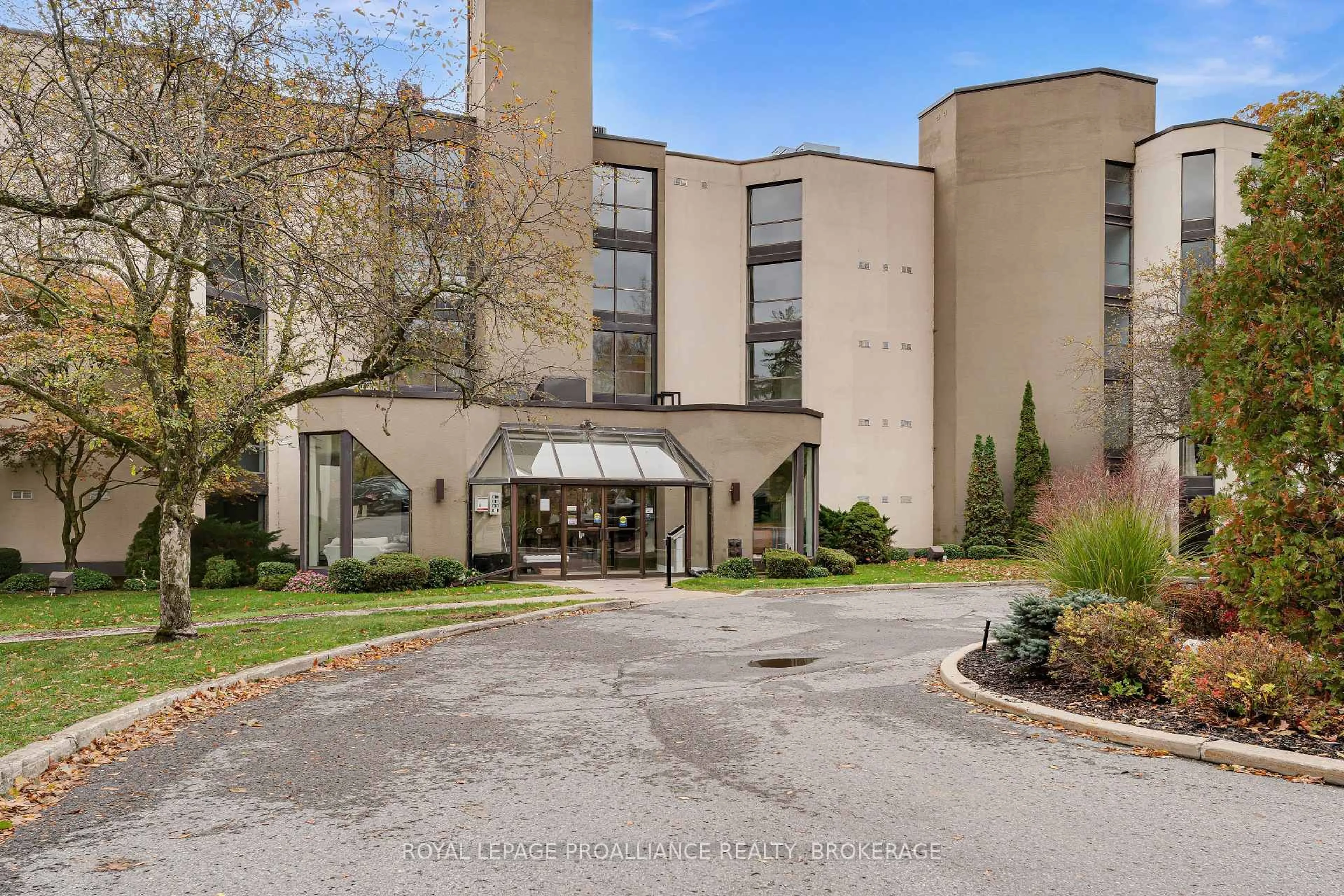 Indoor foyer for 50 Market St #302, Gananoque Ontario K7G 2M3