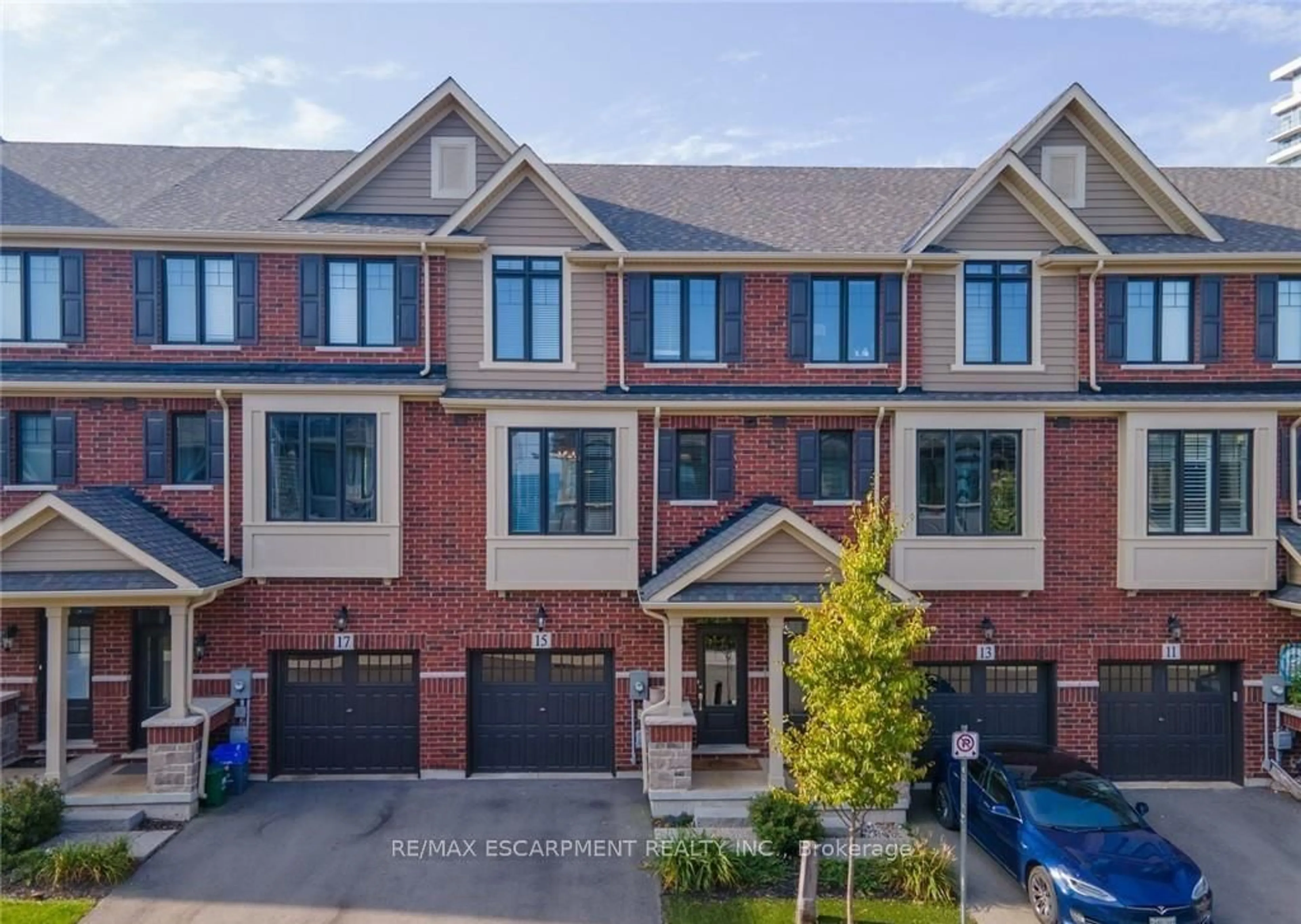 A pic from outside/outdoor area/front of a property/back of a property/a pic from drone, street for 15 Pierre Trudeau Lane, Grimsby Ontario L3M 0H4