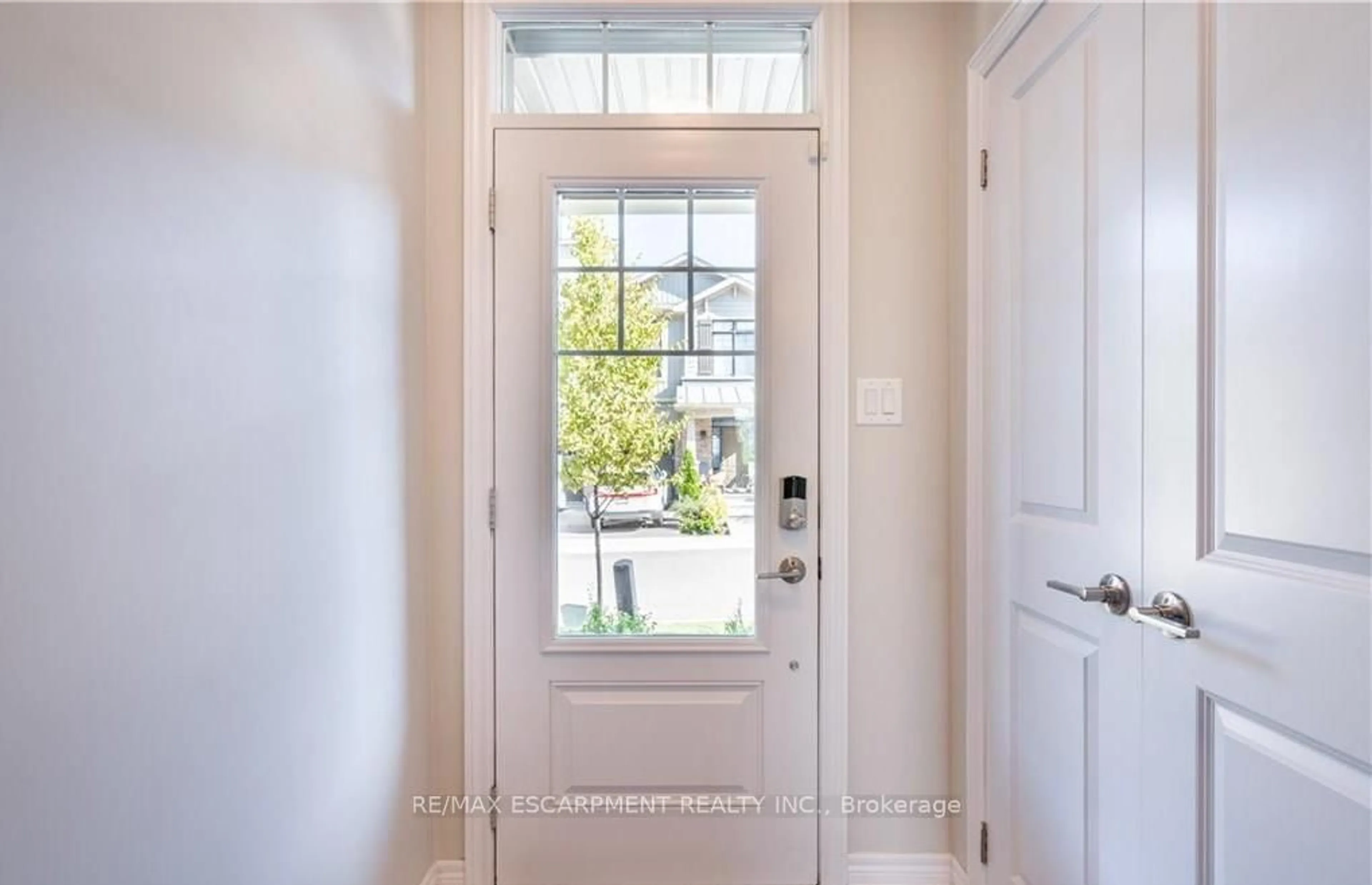 Indoor entryway for 15 Pierre Trudeau Lane, Grimsby Ontario L3M 0H4