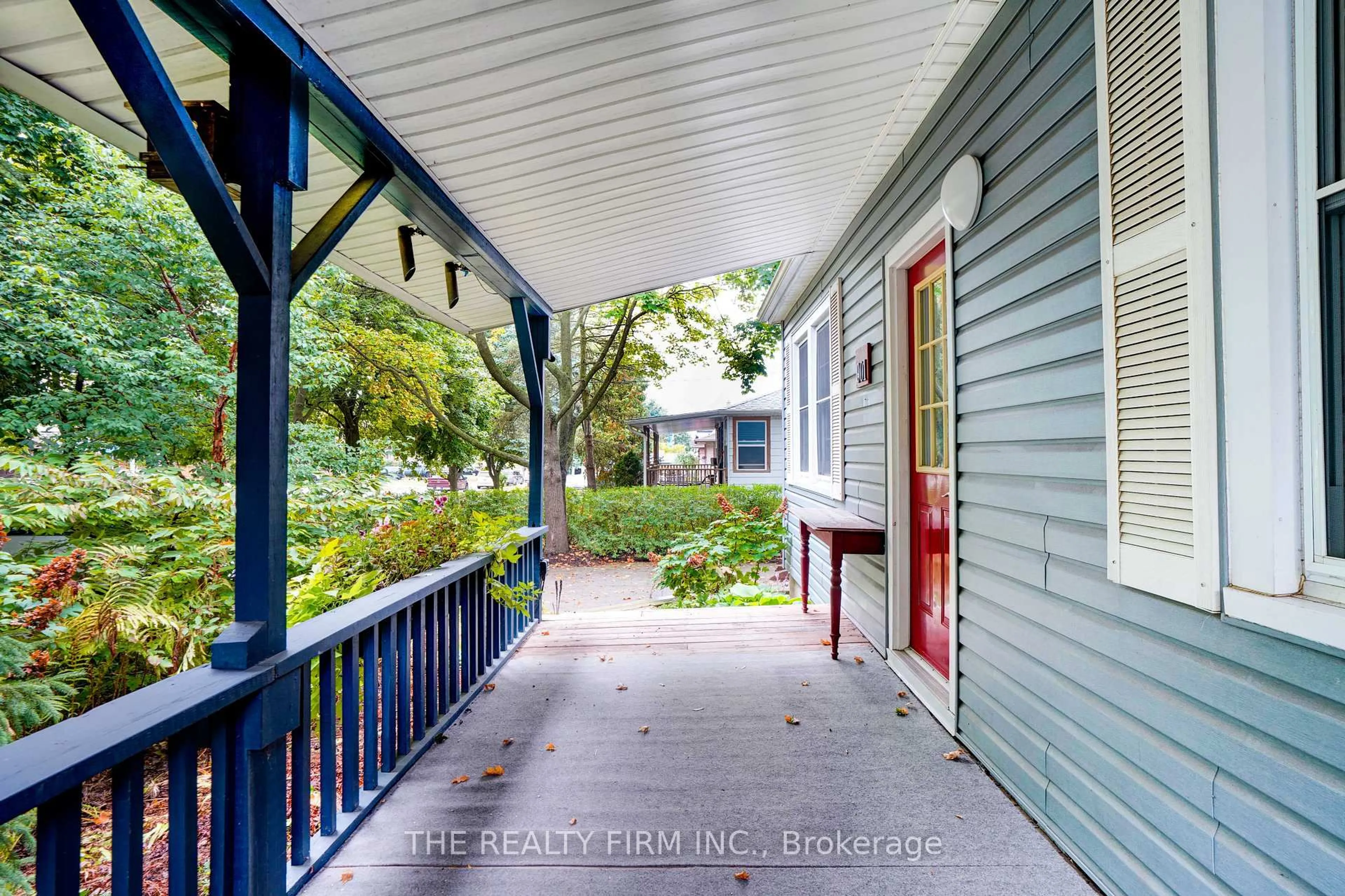 Patio, street for 901 Willow Dr, London South Ontario N6E 1P2