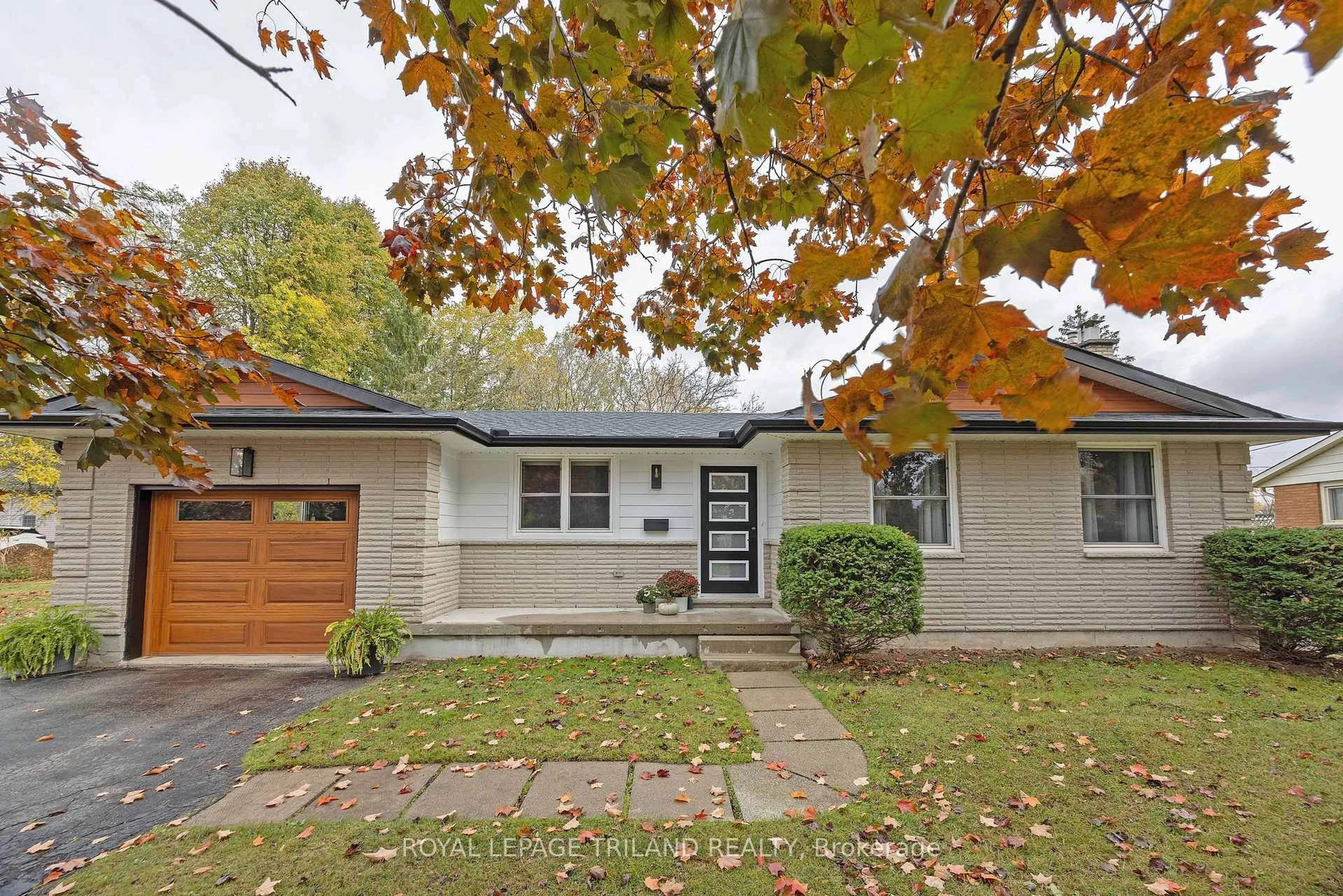 Home with vinyl exterior material, street for 10117 Lynhurst Park Dr, Southwold Ontario N5P 2E5