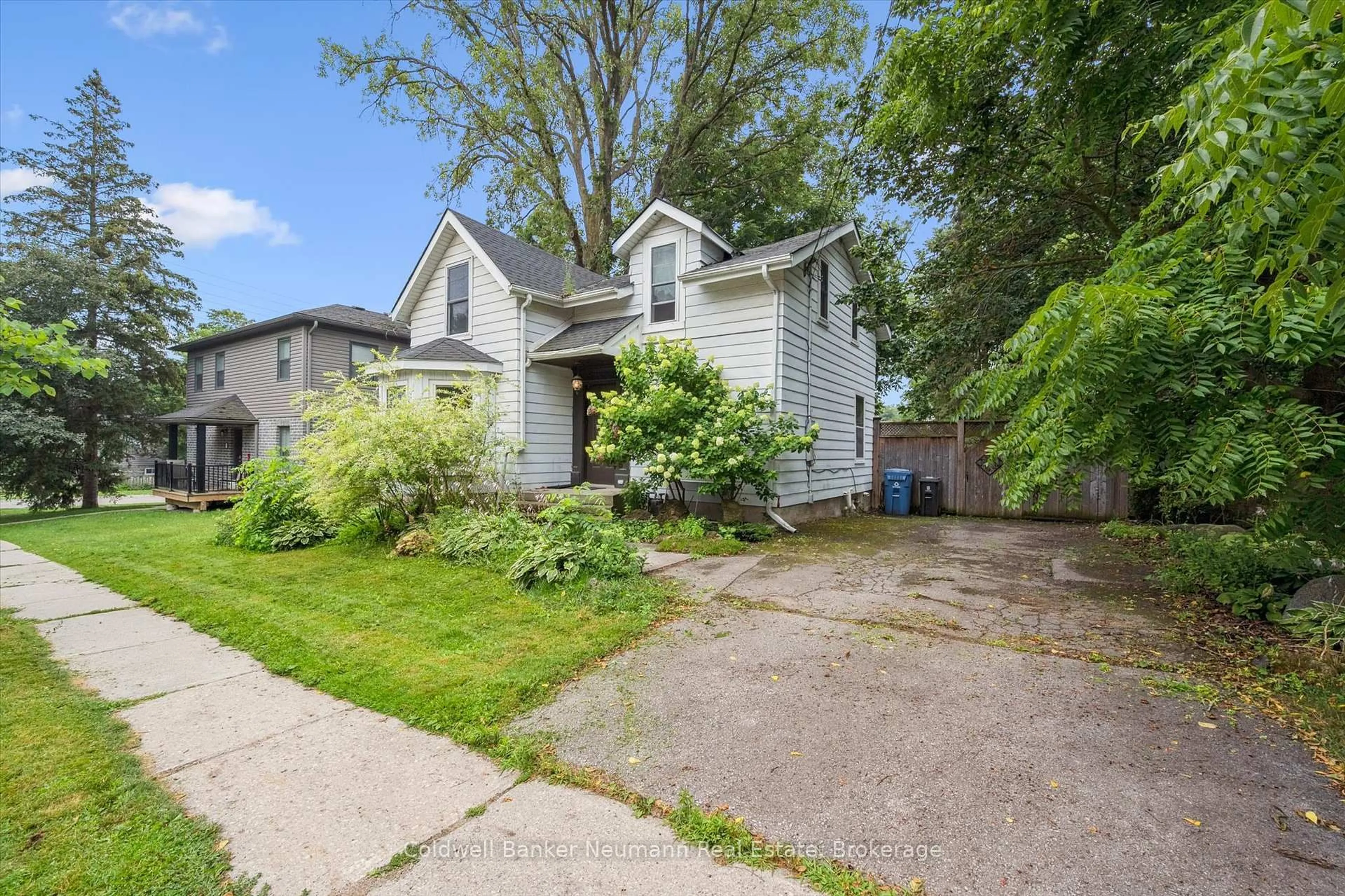 A pic from outside/outdoor area/front of a property/back of a property/a pic from drone, street for 49 Dublin St, Guelph Ontario N1H 4M1