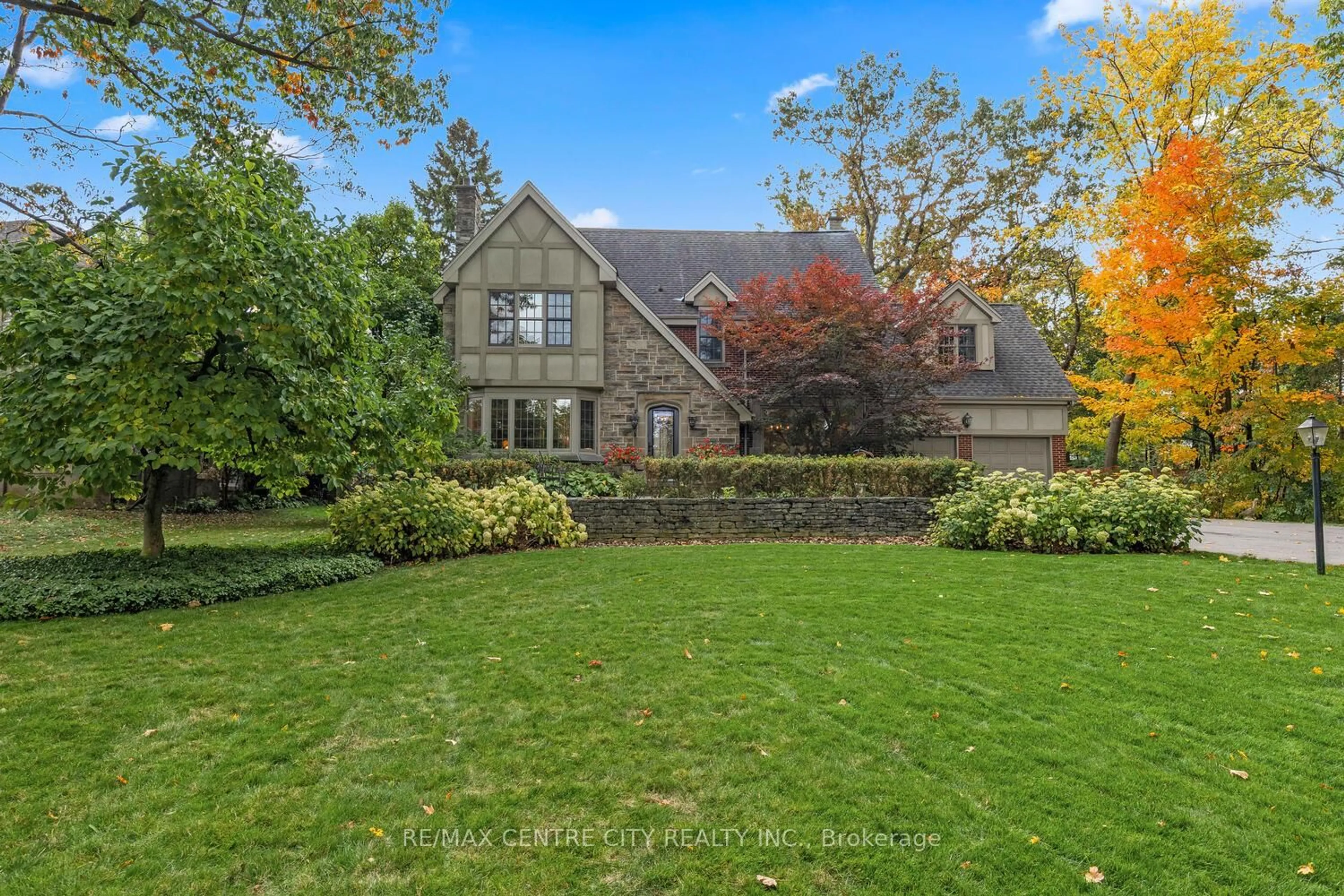 A pic from outside/outdoor area/front of a property/back of a property/a pic from drone, street for 1025 Scenic Dr, Hamilton Ontario L9C 1H8