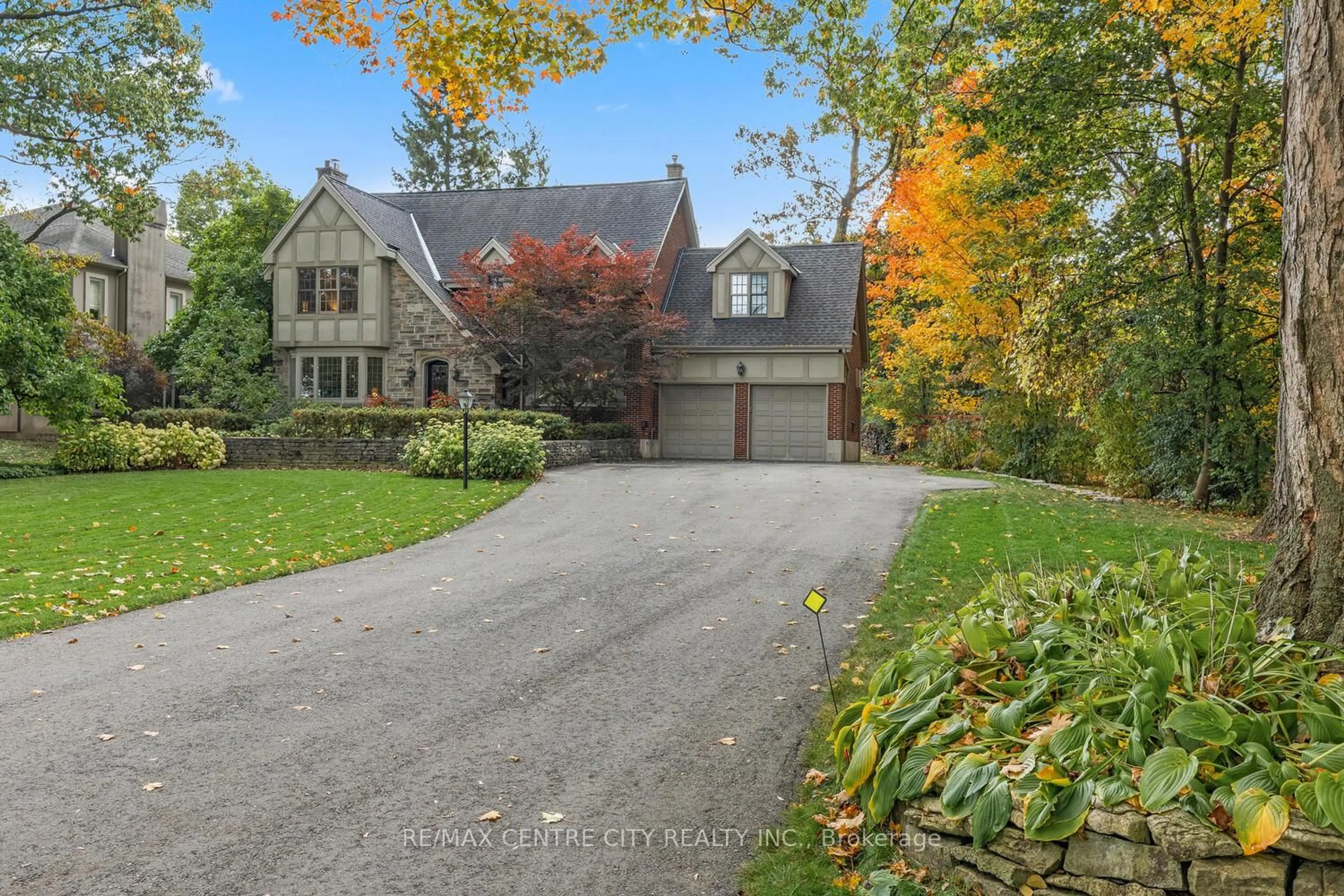 A pic from outside/outdoor area/front of a property/back of a property/a pic from drone, street for 1025 Scenic Dr, Hamilton Ontario L9C 1H8