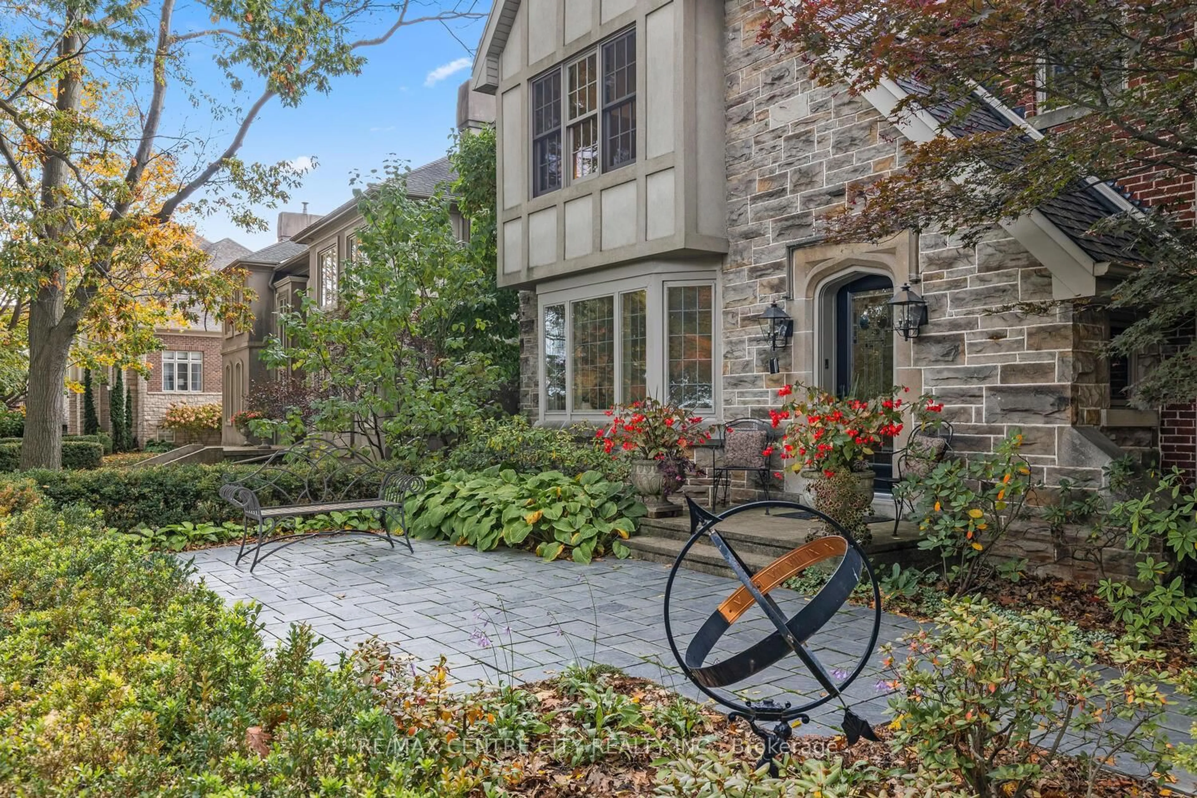 Patio, street for 1025 Scenic Dr, Hamilton Ontario L9C 1H8