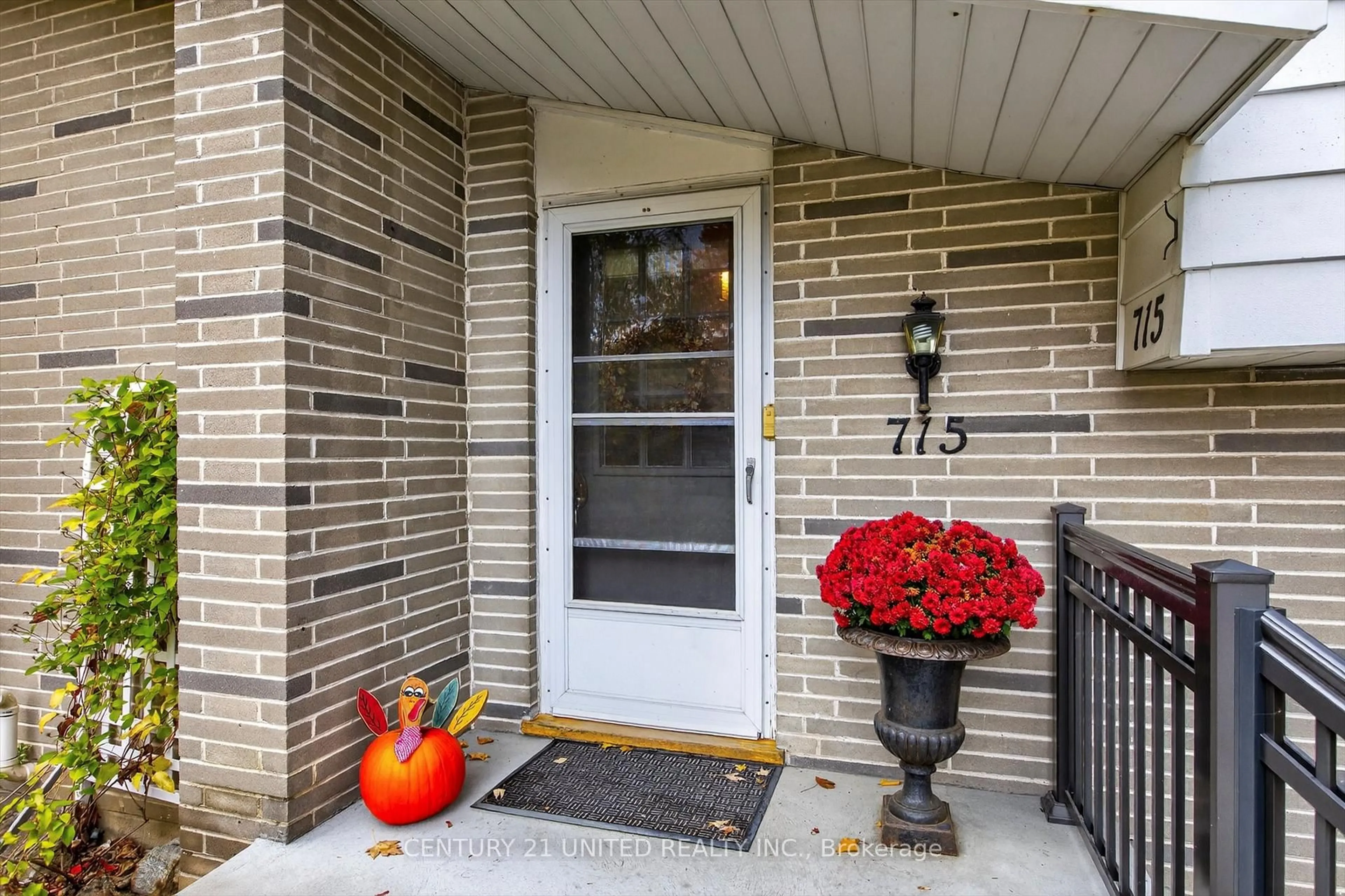 Indoor entryway for 715 Stannor Dr, Peterborough Ontario K9J 4S9