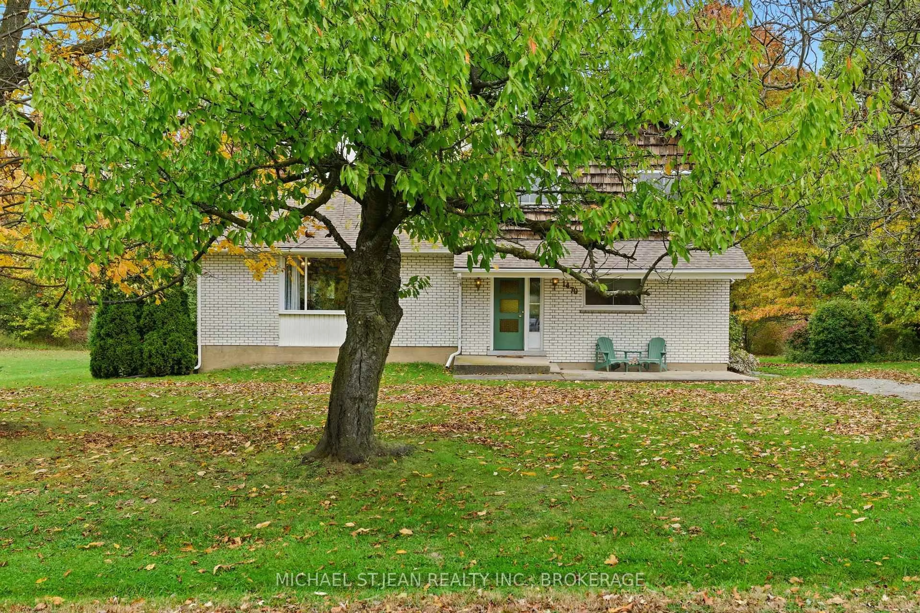 A pic from outside/outdoor area/front of a property/back of a property/a pic from drone, street for 1470 Barron Rd, Thorold Ontario L0S 1A0