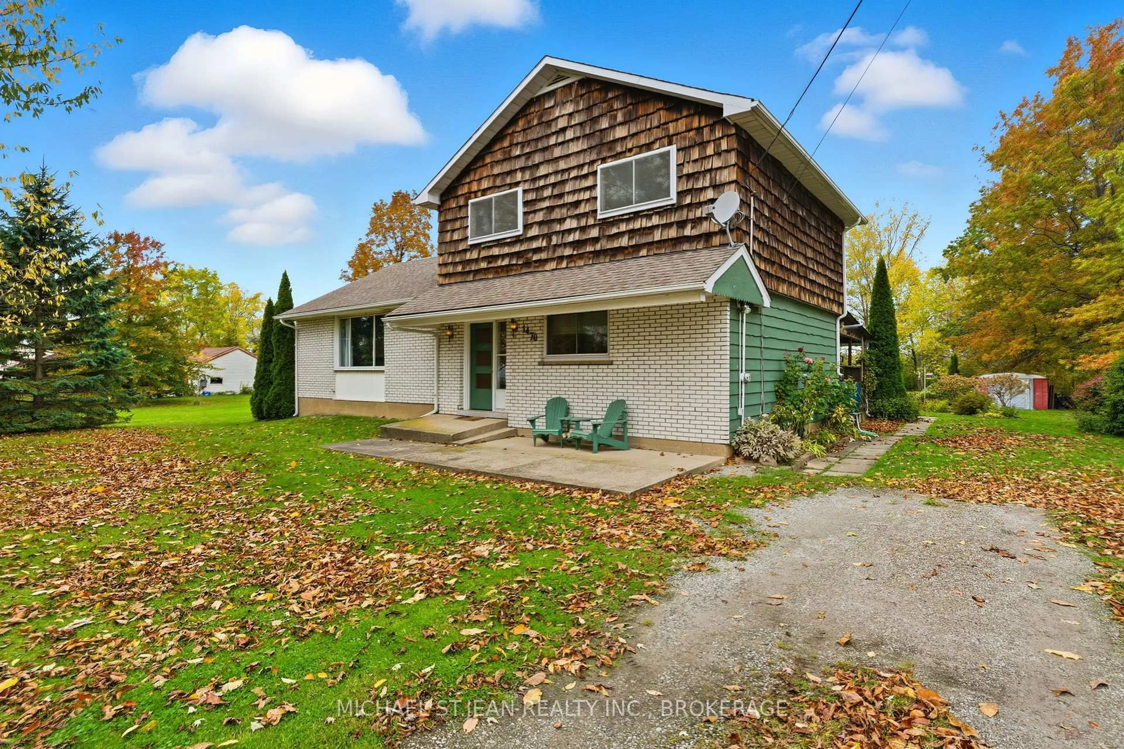 Home with vinyl exterior material, street for 1470 Barron Rd, Thorold Ontario L0S 1A0