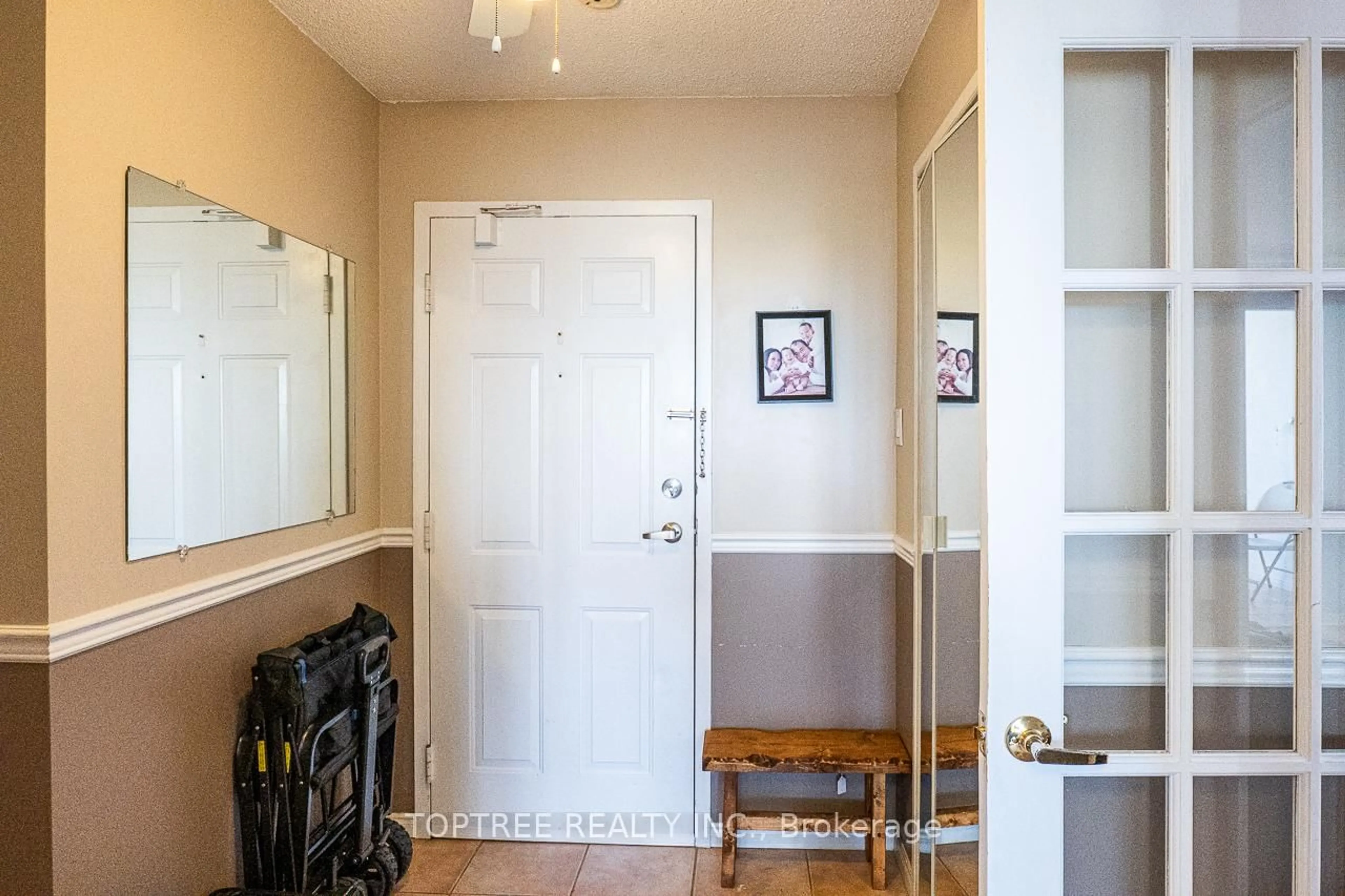 Indoor entryway for 1600 Adelaide St #610, London North Ontario N5X 3H6