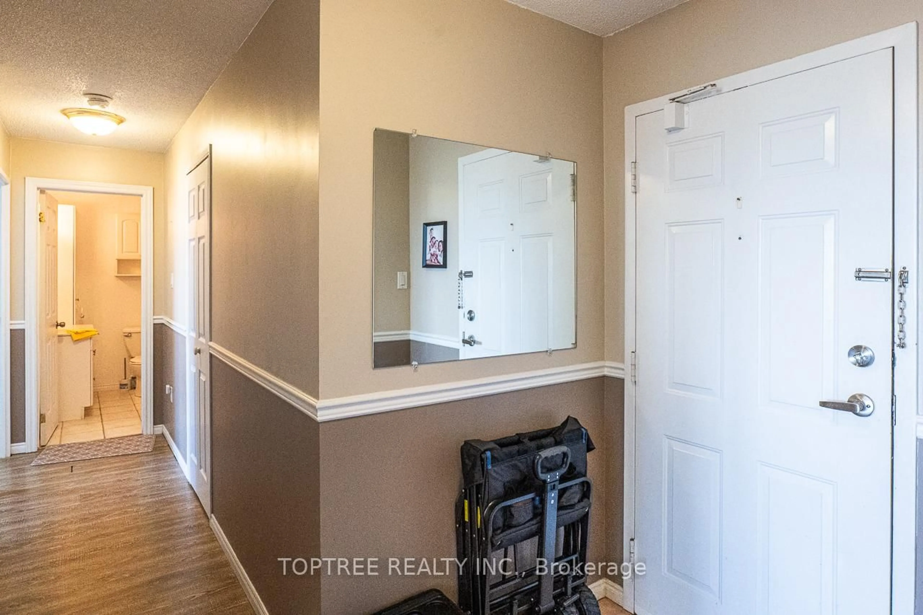 Indoor entryway for 1600 Adelaide St #610, London North Ontario N5X 3H6