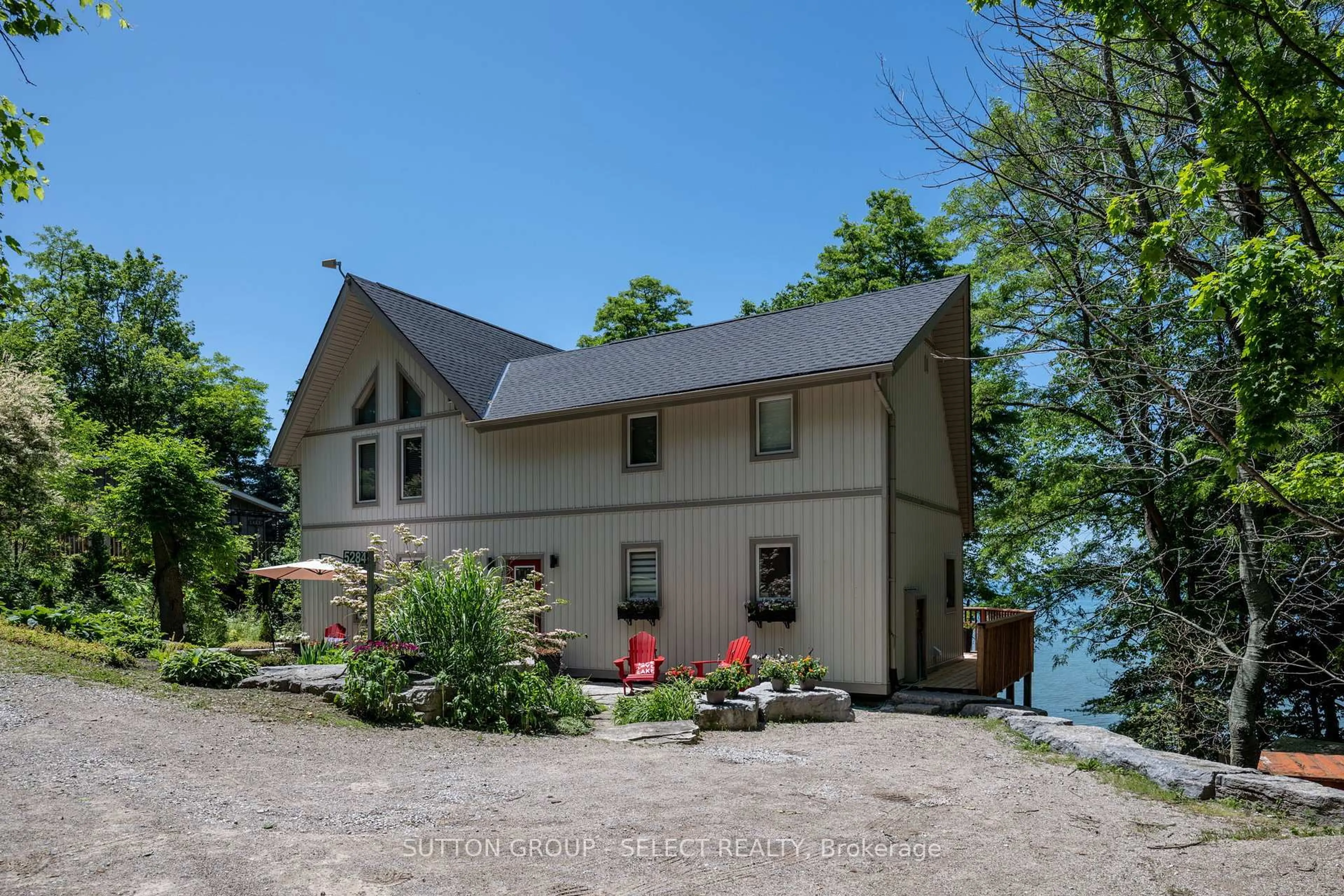 A pic from outside/outdoor area/front of a property/back of a property/a pic from drone, water/lake/river/ocean view for 5284 Cliff Rd, Lambton Shores Ontario N0N 1J7