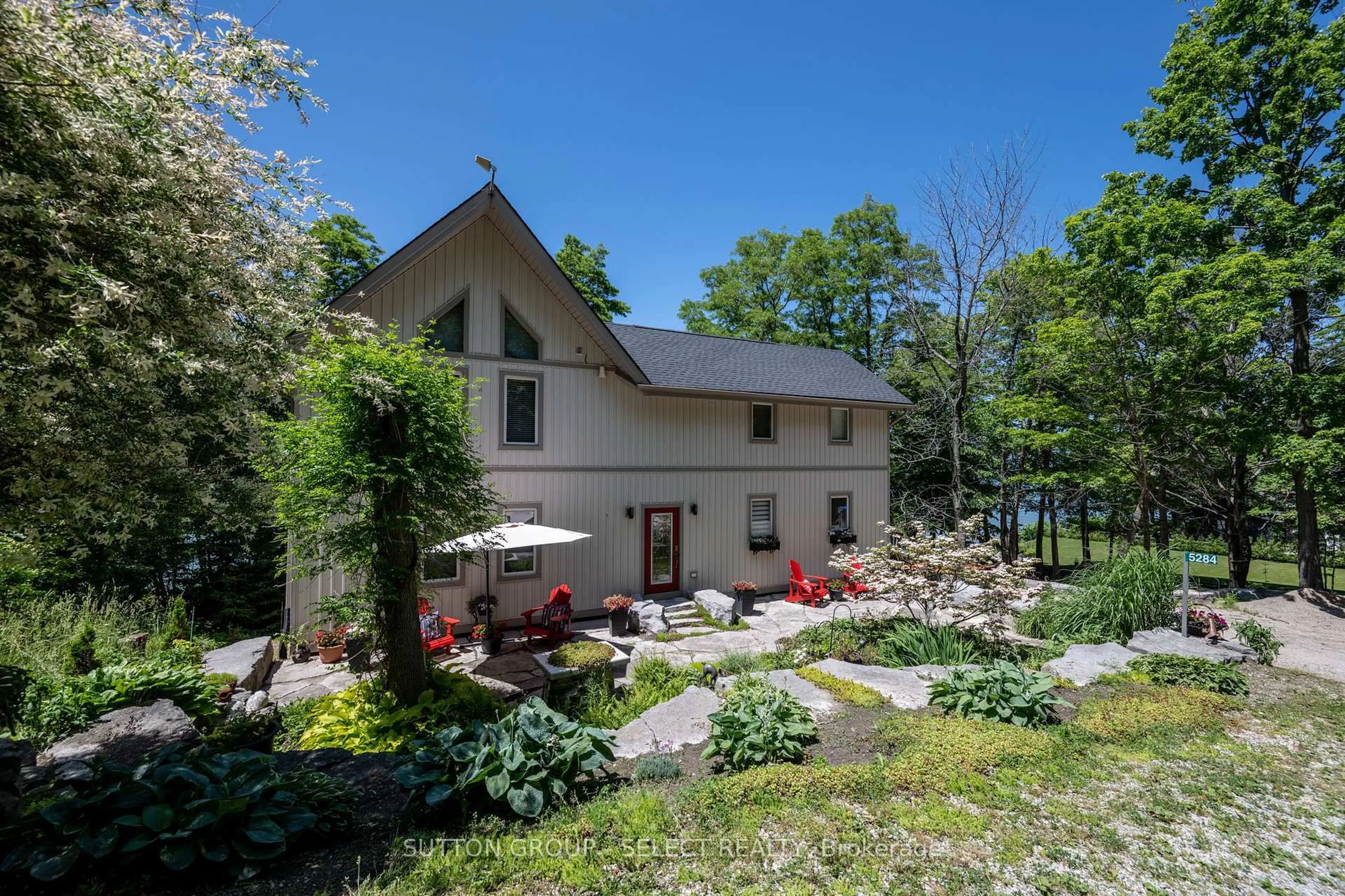 Patio, building for 5284 Cliff Rd, Lambton Shores Ontario N0N 1J7