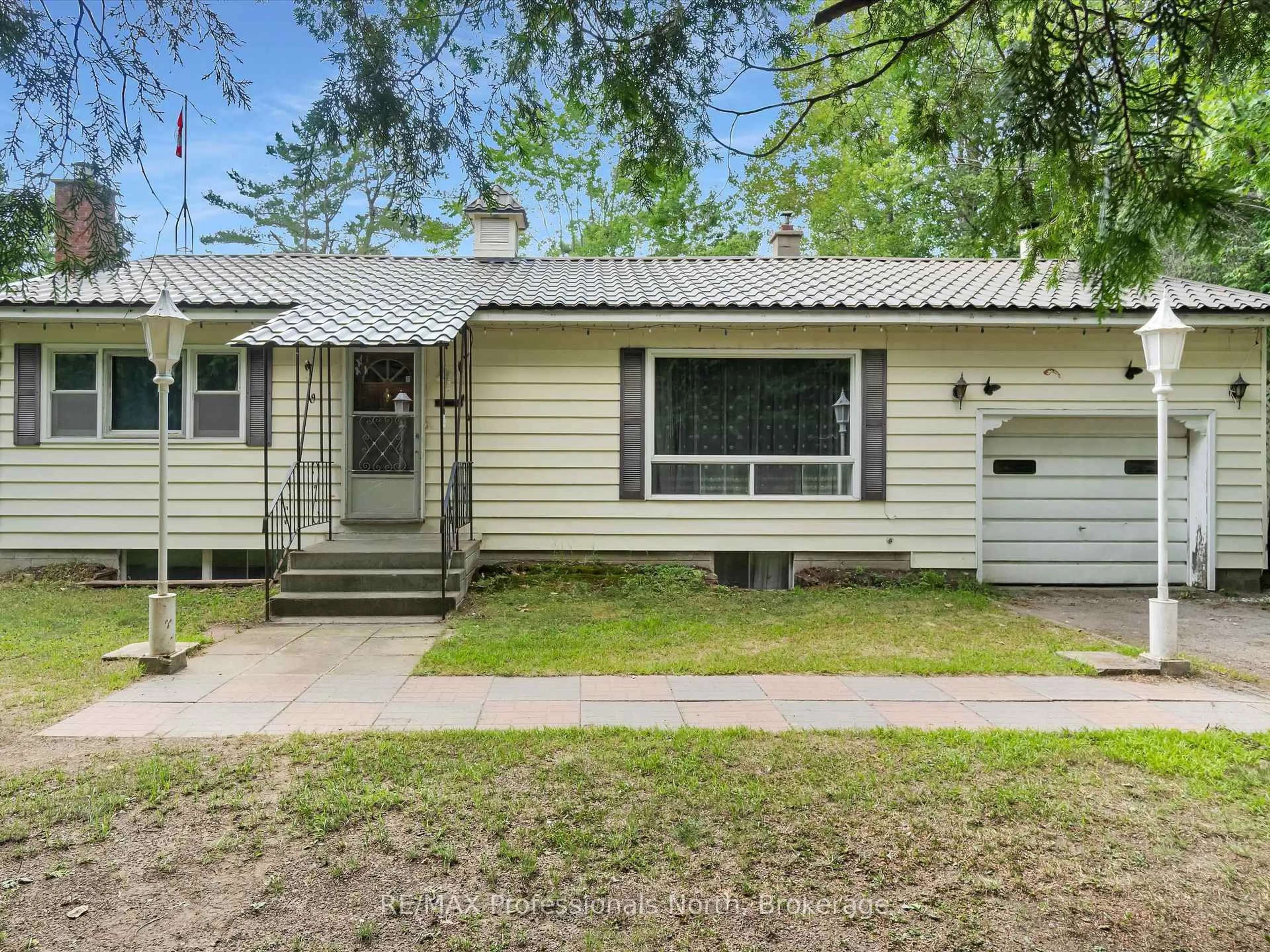 Home with vinyl exterior material, street for 1716 GRAVENHURST Pkwy, Gravenhurst Ontario P1P 1R3