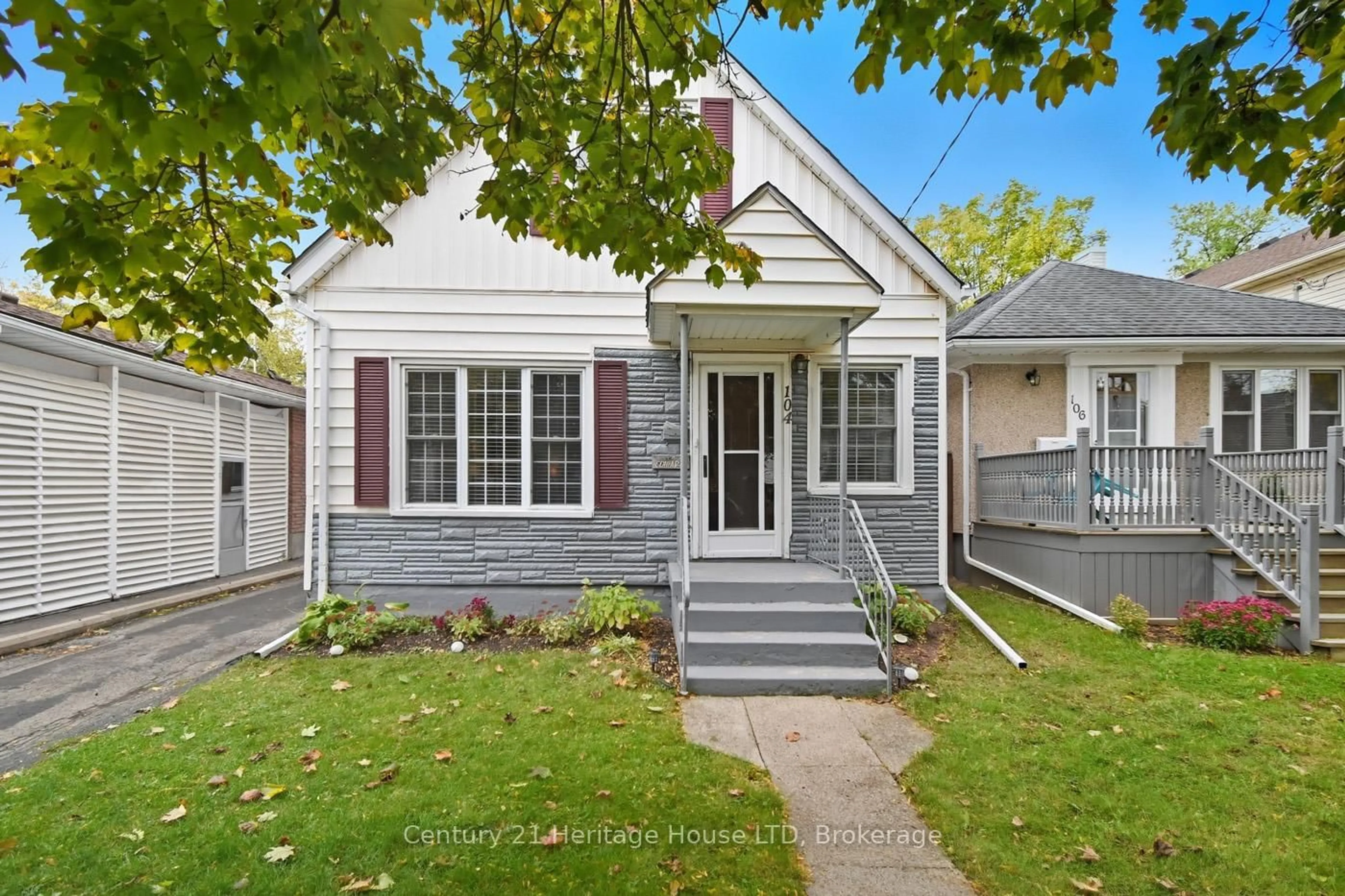 Home with vinyl exterior material, street for 104 Chetwood St, St. Catharines Ontario L2S 2A8