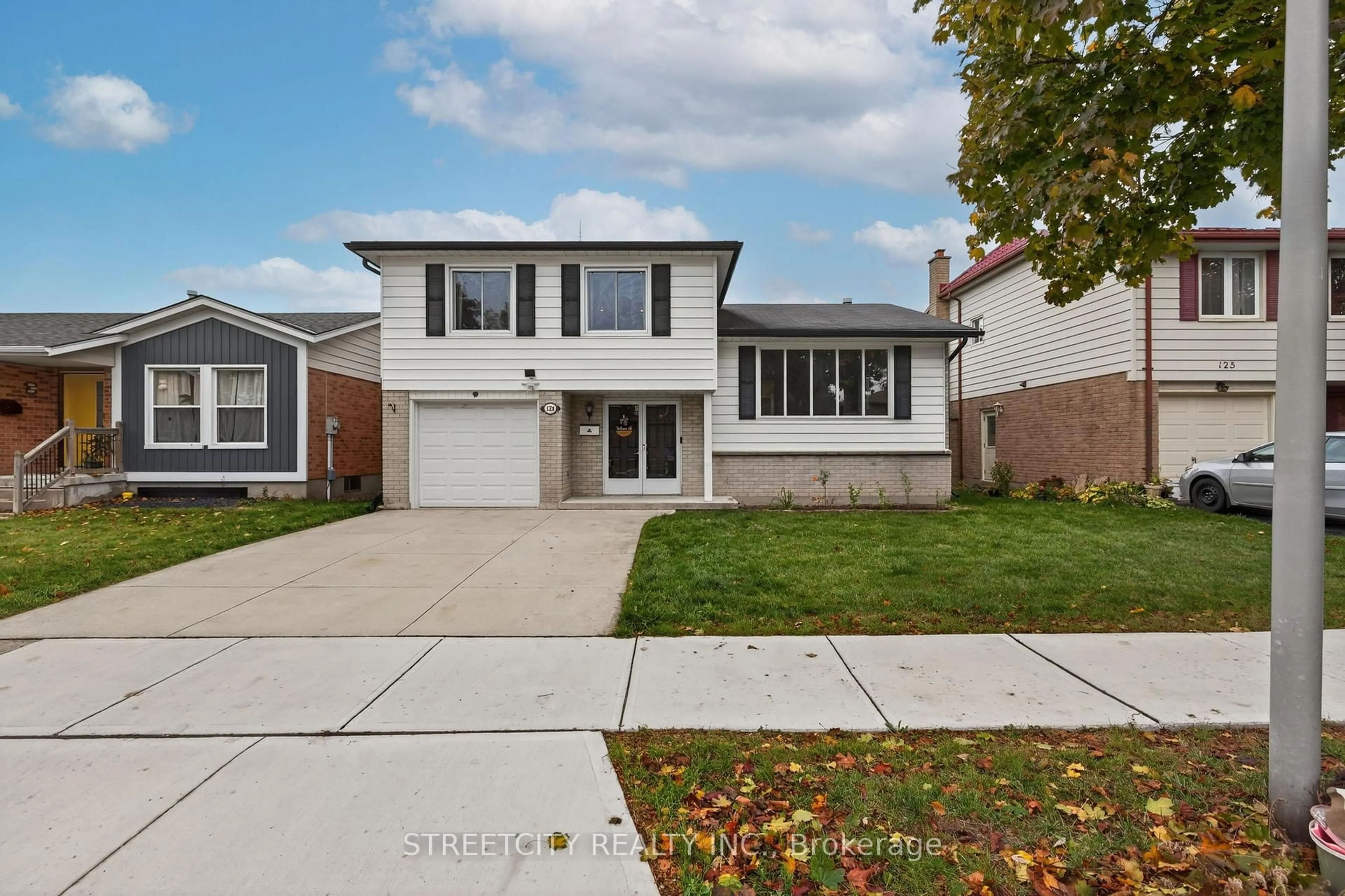 Home with vinyl exterior material, street for 129 Highview Ave, London South Ontario N6C 5G4