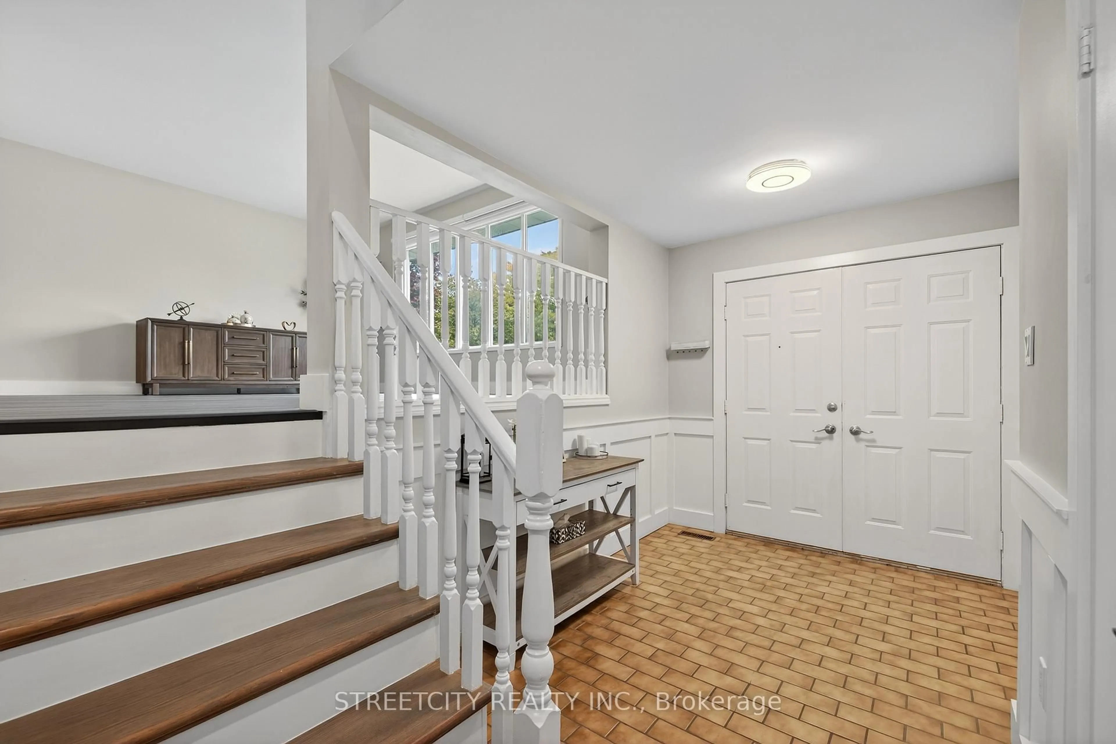 Indoor entryway for 129 Highview Ave, London South Ontario N6C 5G4