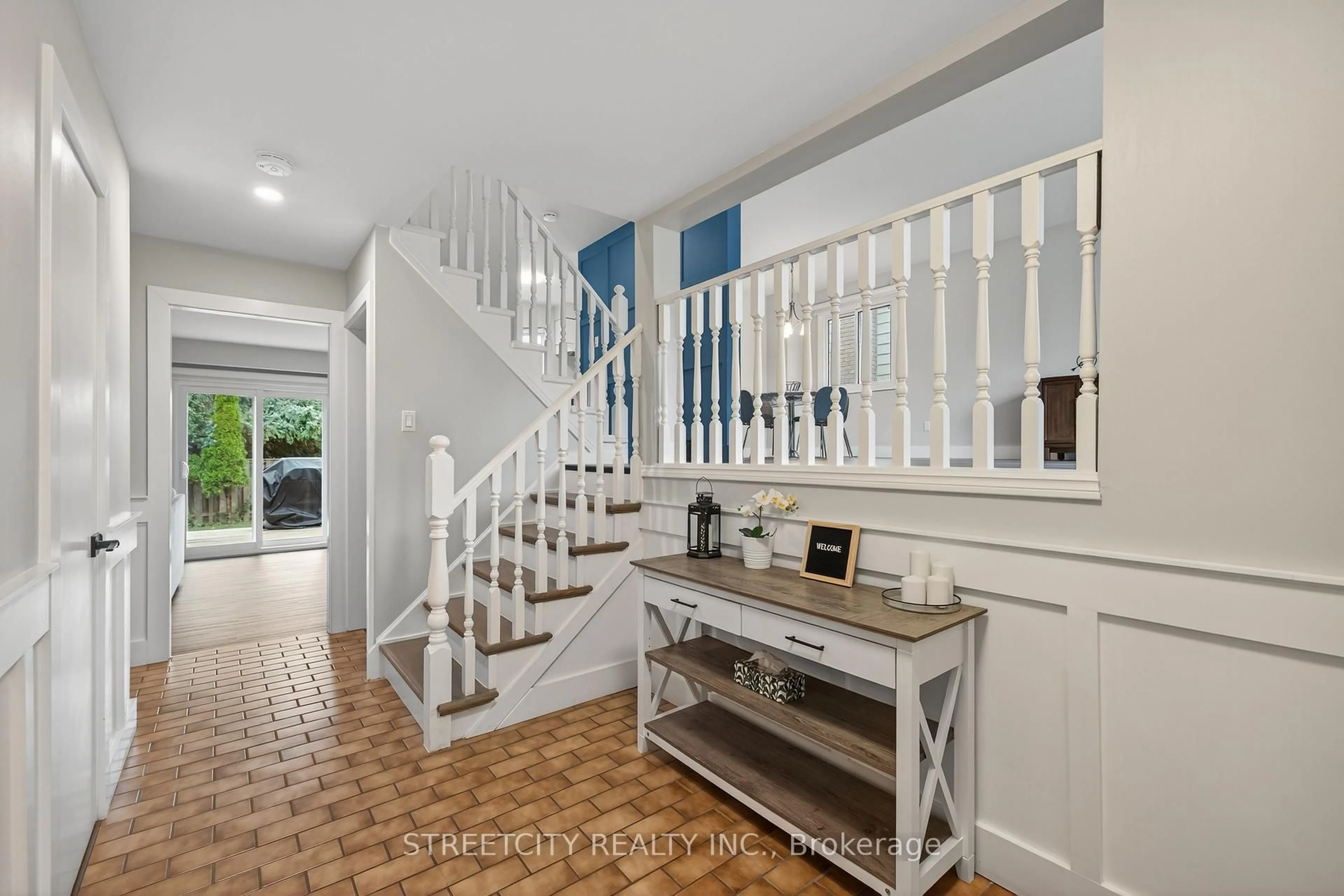 Indoor entryway for 129 Highview Ave, London South Ontario N6C 5G4