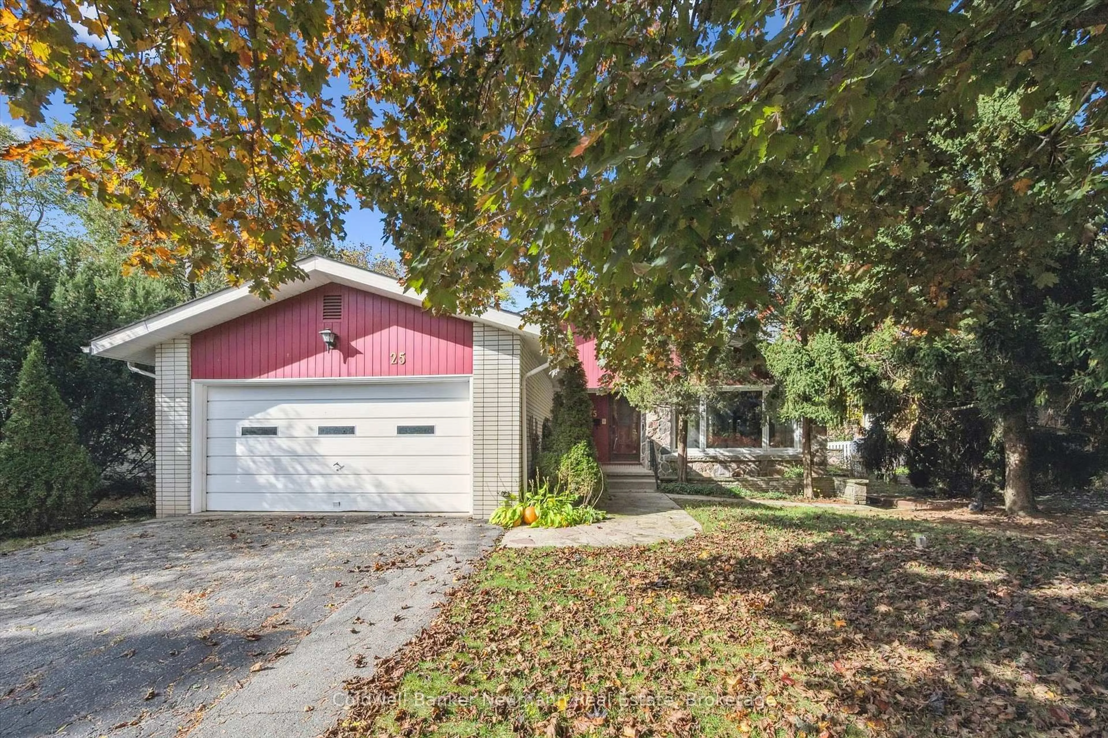 Home with vinyl exterior material, street for 25 Oak St, Guelph Ontario N1G 2N1