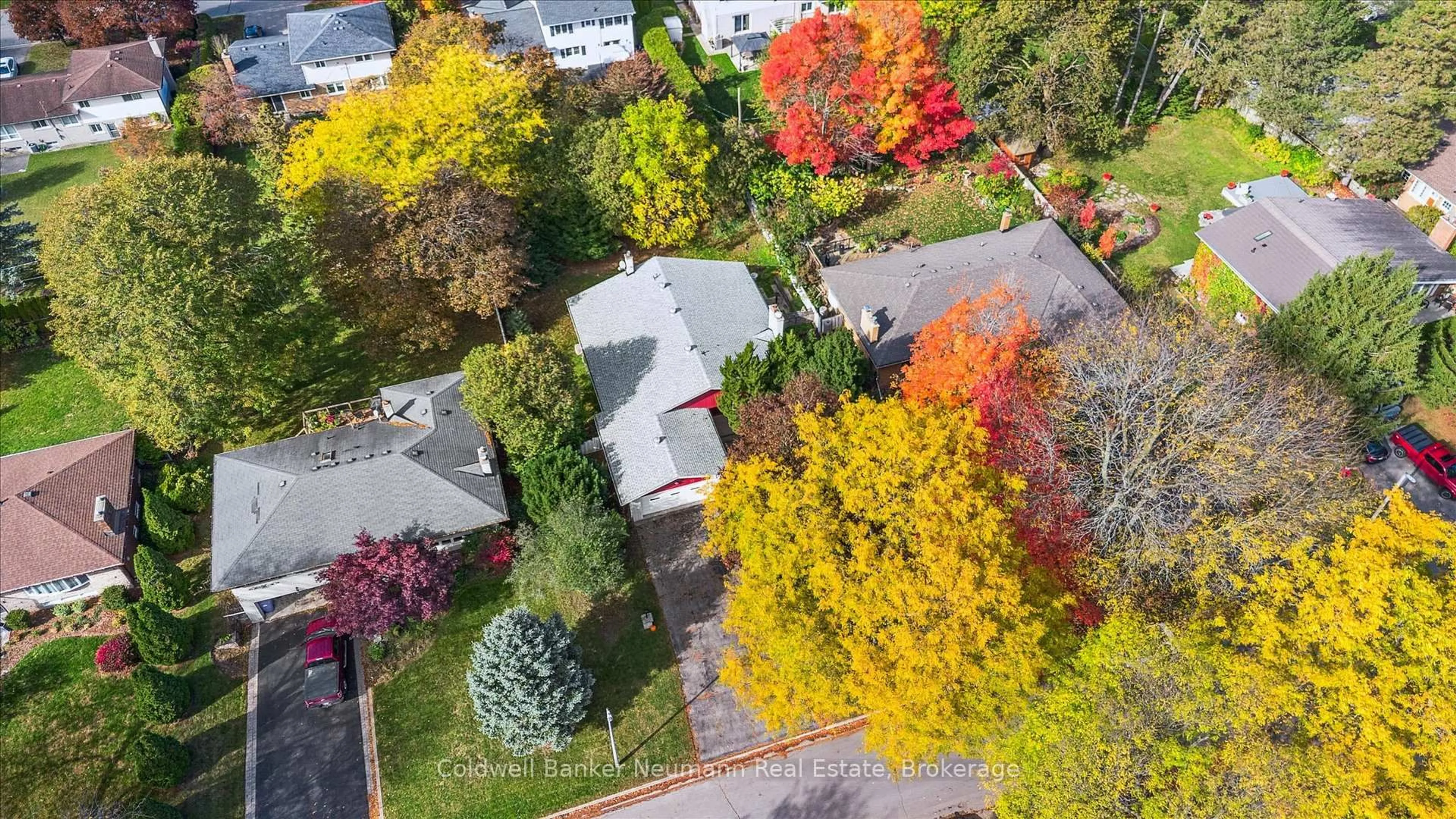 A pic from outside/outdoor area/front of a property/back of a property/a pic from drone, street for 25 Oak St, Guelph Ontario N1G 2N1