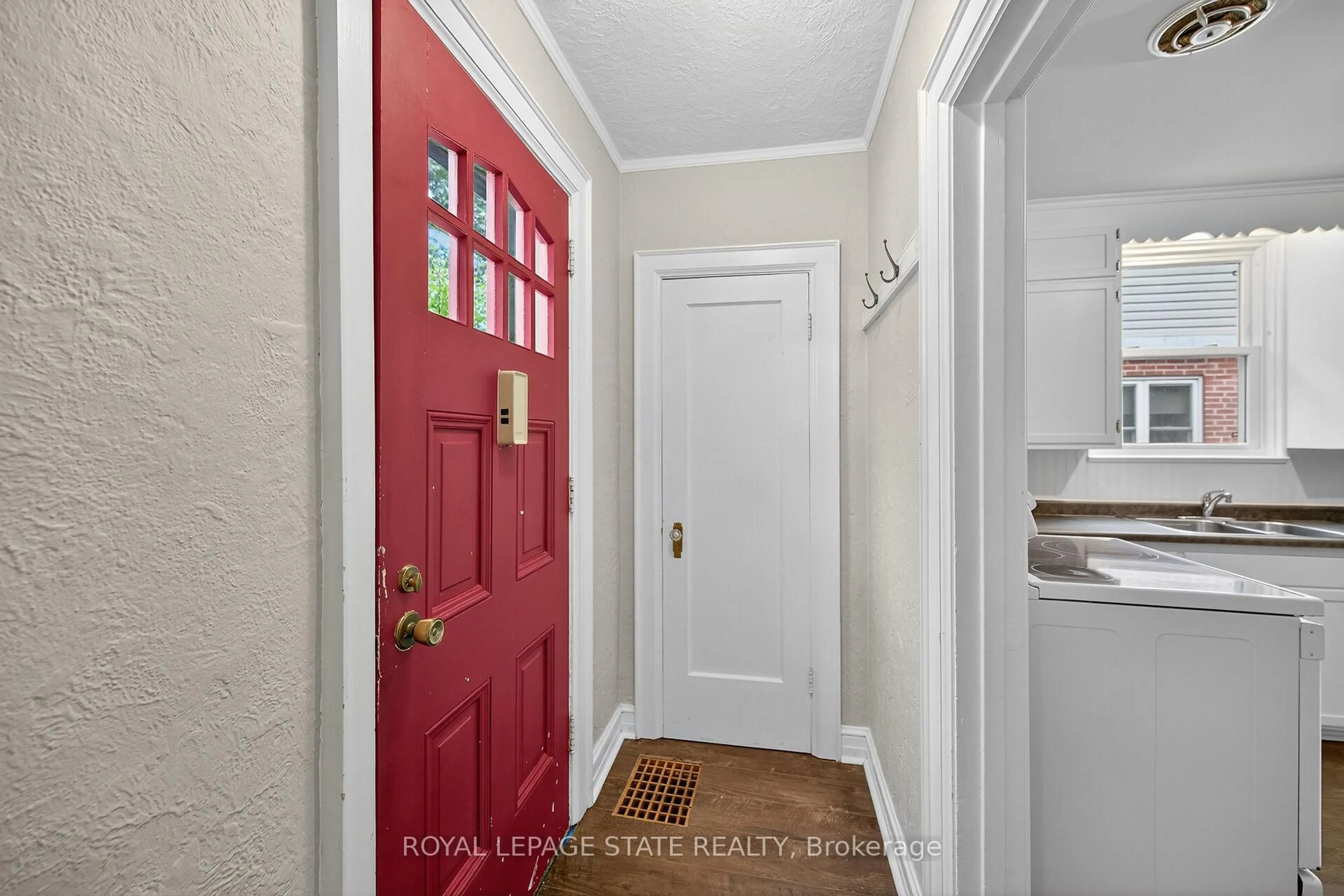 Indoor entryway for 76 Wycliffe Ave, Hamilton Ontario L9A 1E1