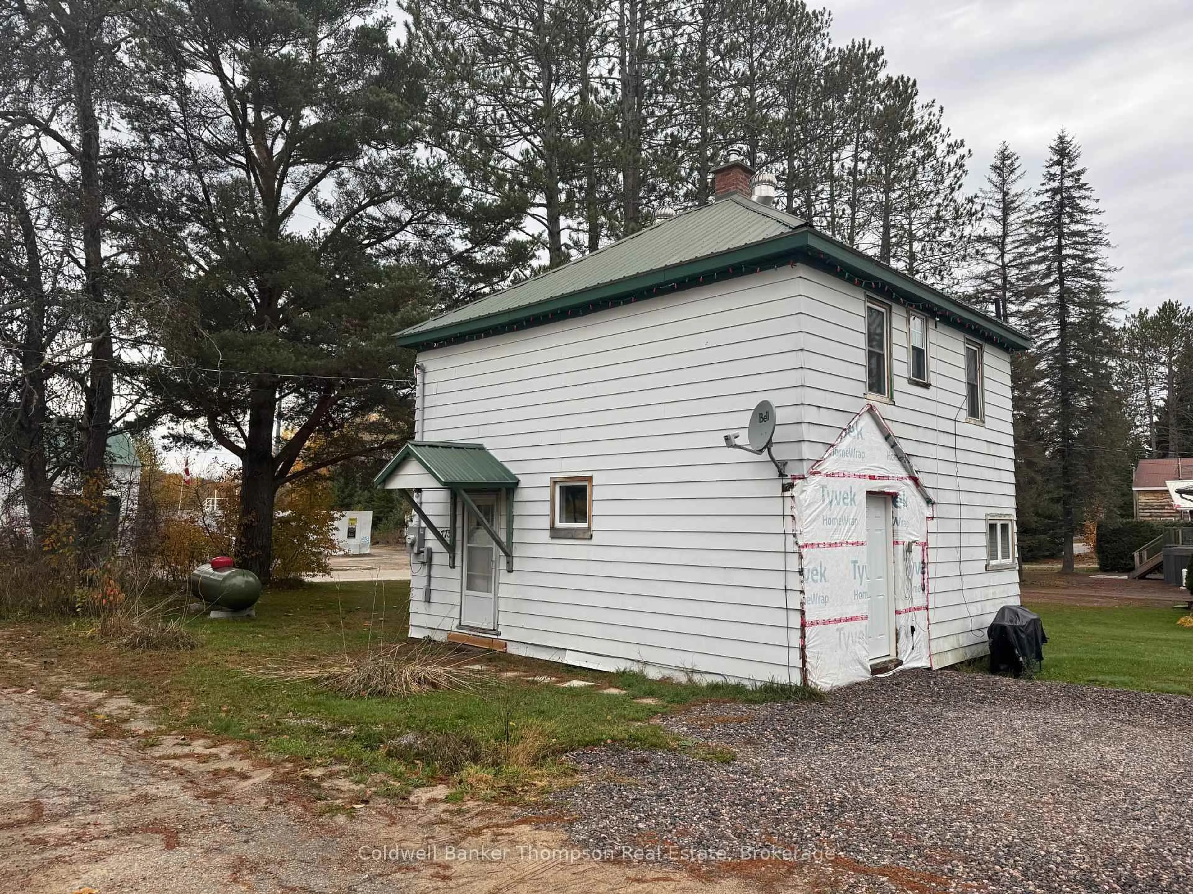 A pic from outside/outdoor area/front of a property/back of a property/a pic from drone, building for 1773 Highway 518 Highway, Kearney Ontario P0A 1M0