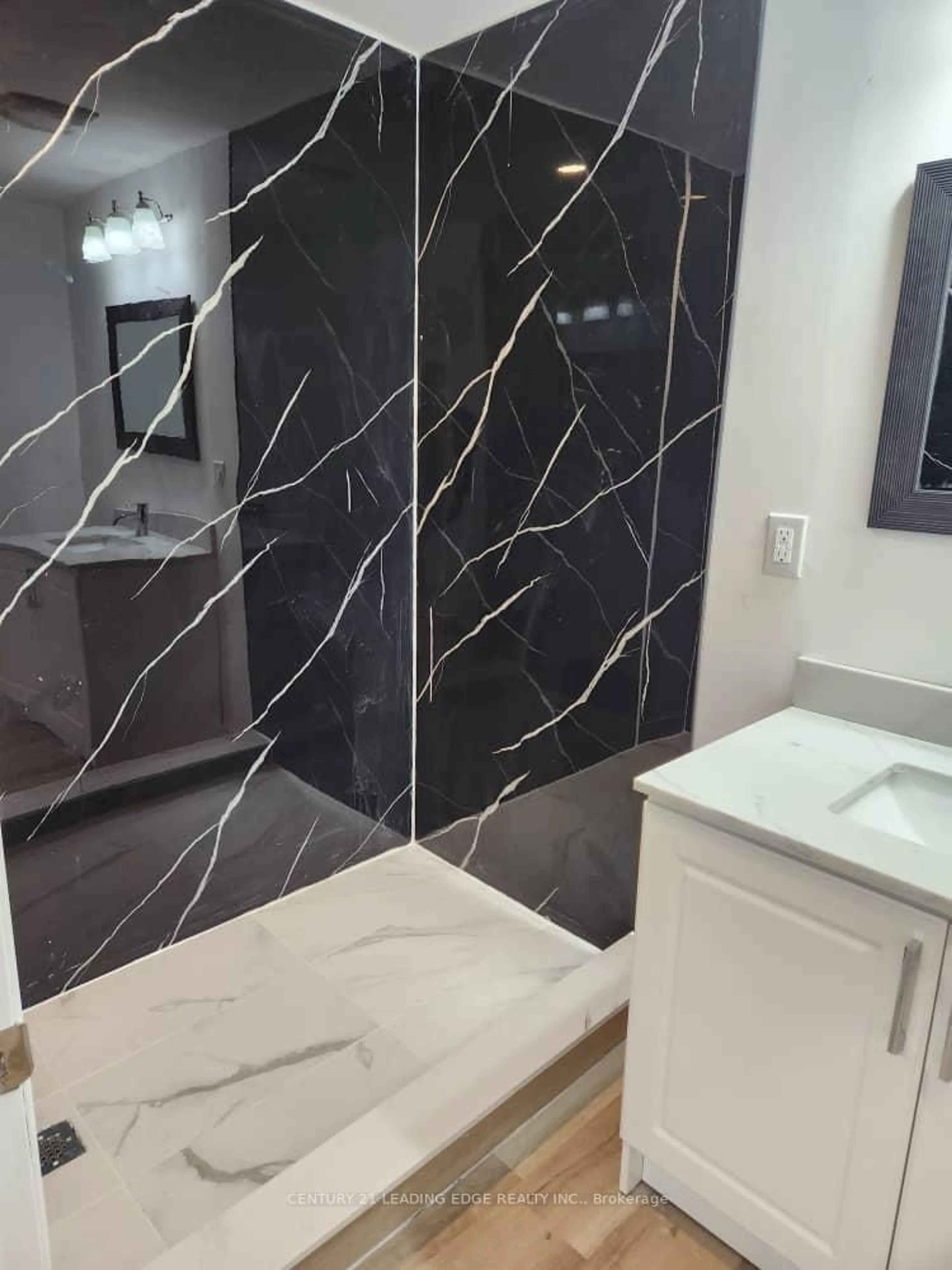 Contemporary bathroom, ceramic/tile floor for 1465 Station St #19, Pelham Ontario L0S 1E3