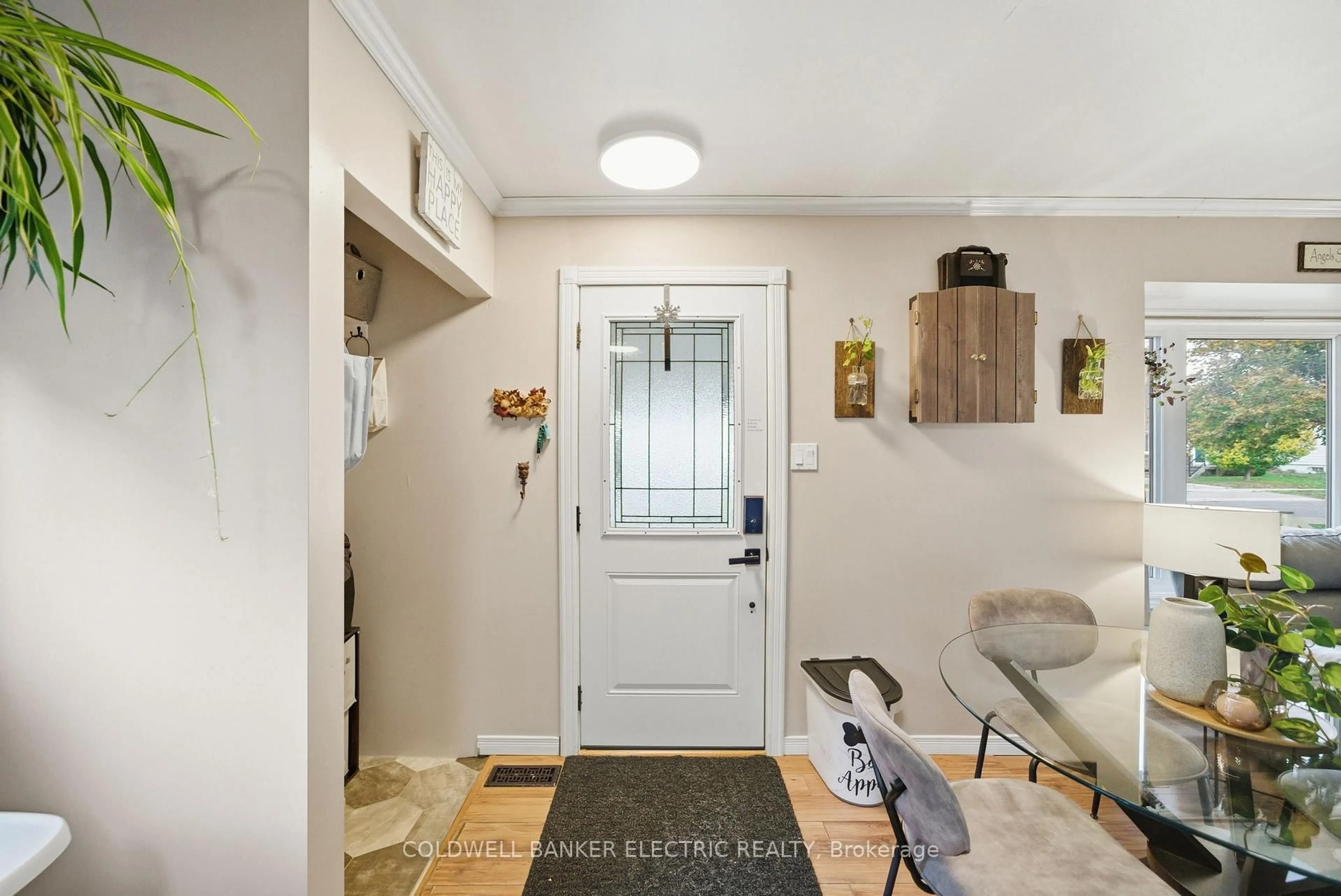 Indoor entryway for 495 O'connell Rd, Peterborough Ontario K9J 4E1