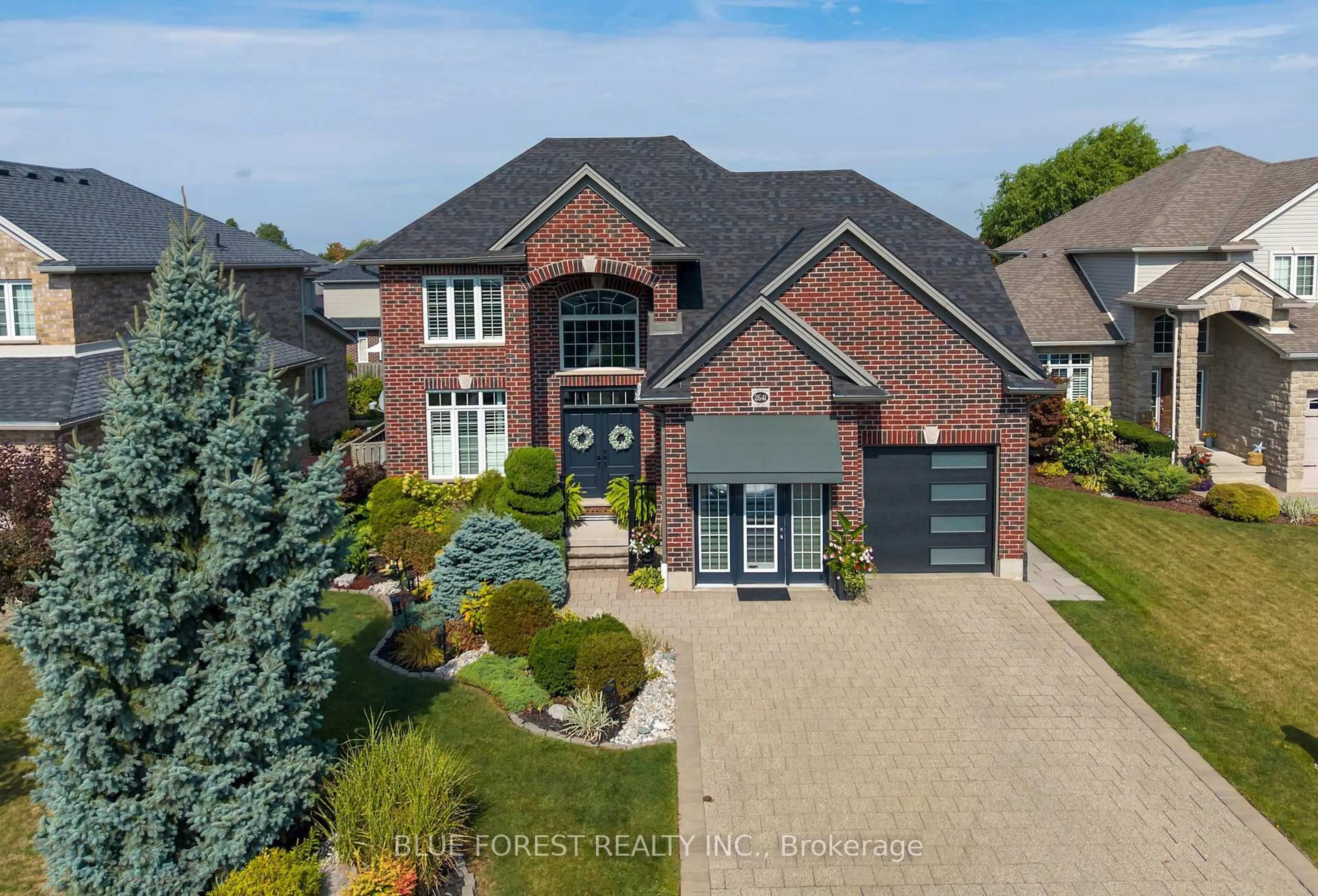 A pic from outside/outdoor area/front of a property/back of a property/a pic from drone, street for 2641 Tucker Crt, London North Ontario N6G 0E2