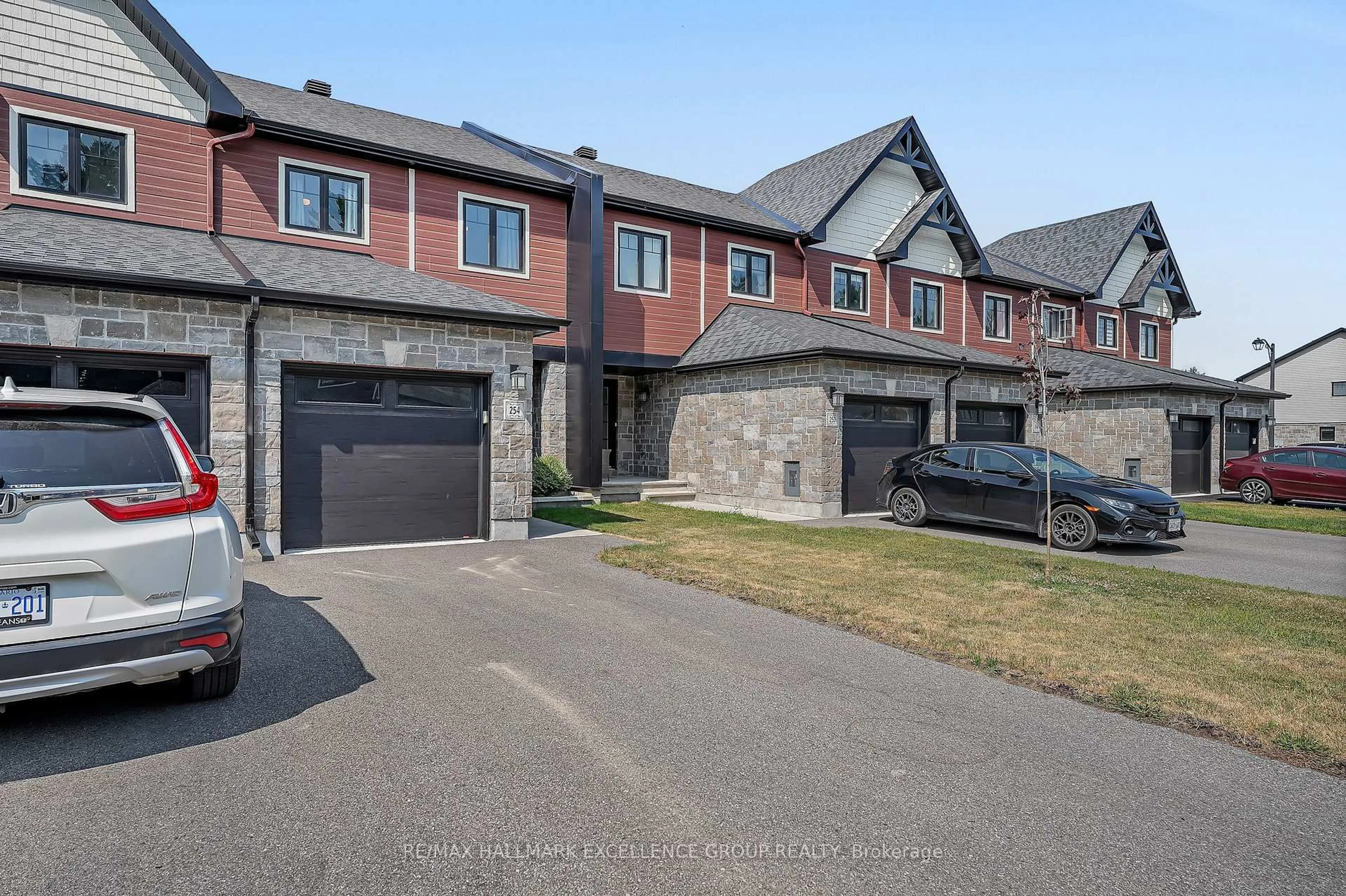 A pic from outside/outdoor area/front of a property/back of a property/a pic from drone, street for 254 Dion Ave, Clarence-Rockland Ontario K4K 0M2