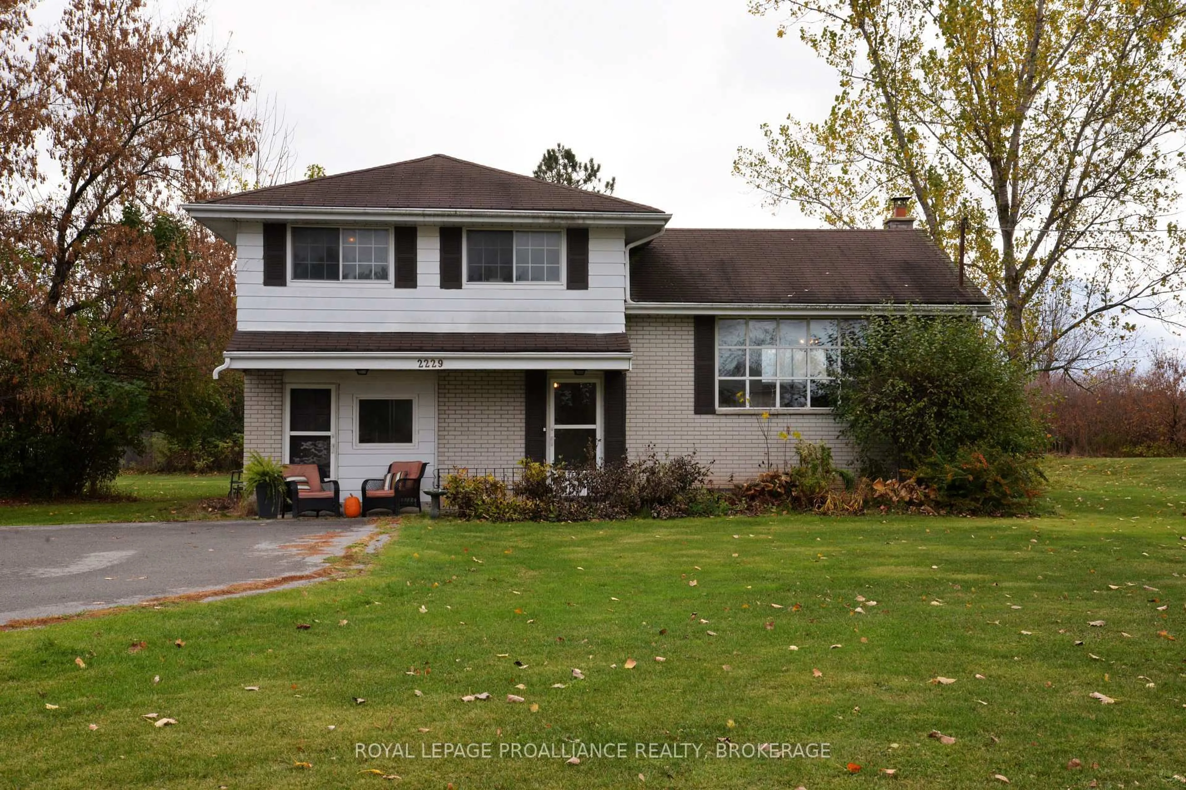 Home with vinyl exterior material, unknown for 2229 Paul Blvd, Kingston Ontario K7L 4V3