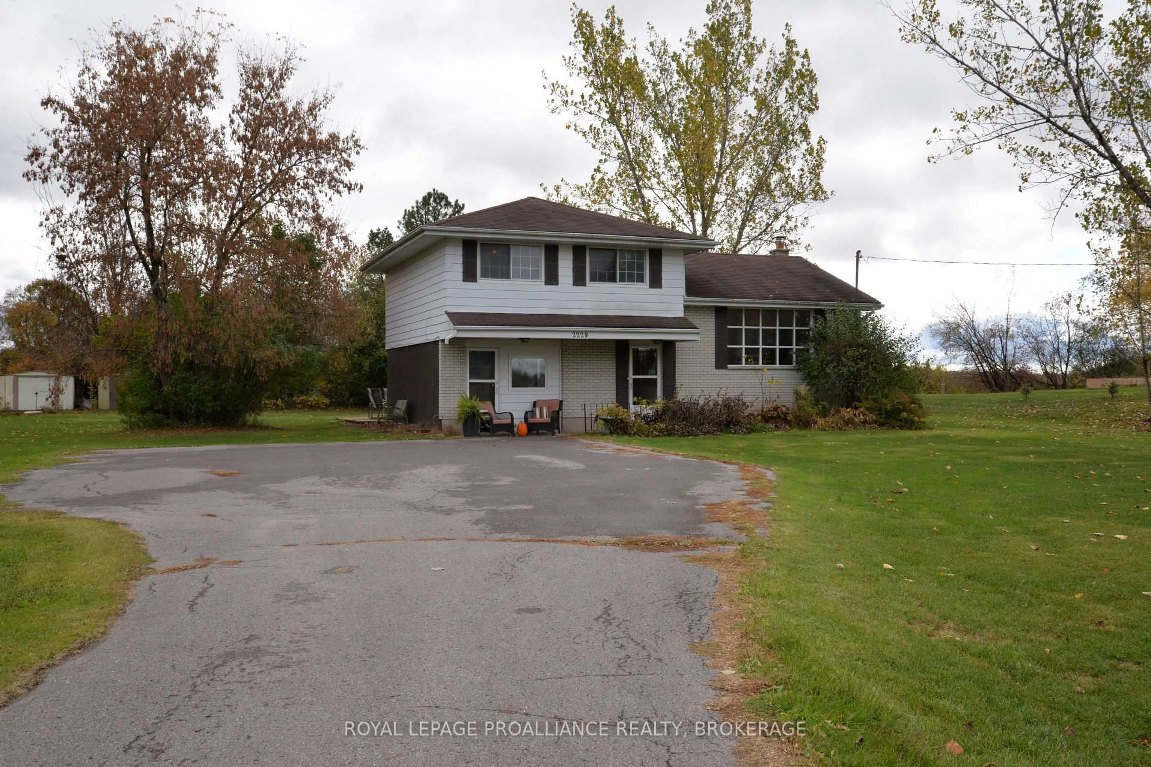 A pic from outside/outdoor area/front of a property/back of a property/a pic from drone, unknown for 2229 Paul Blvd, Kingston Ontario K7L 4V3