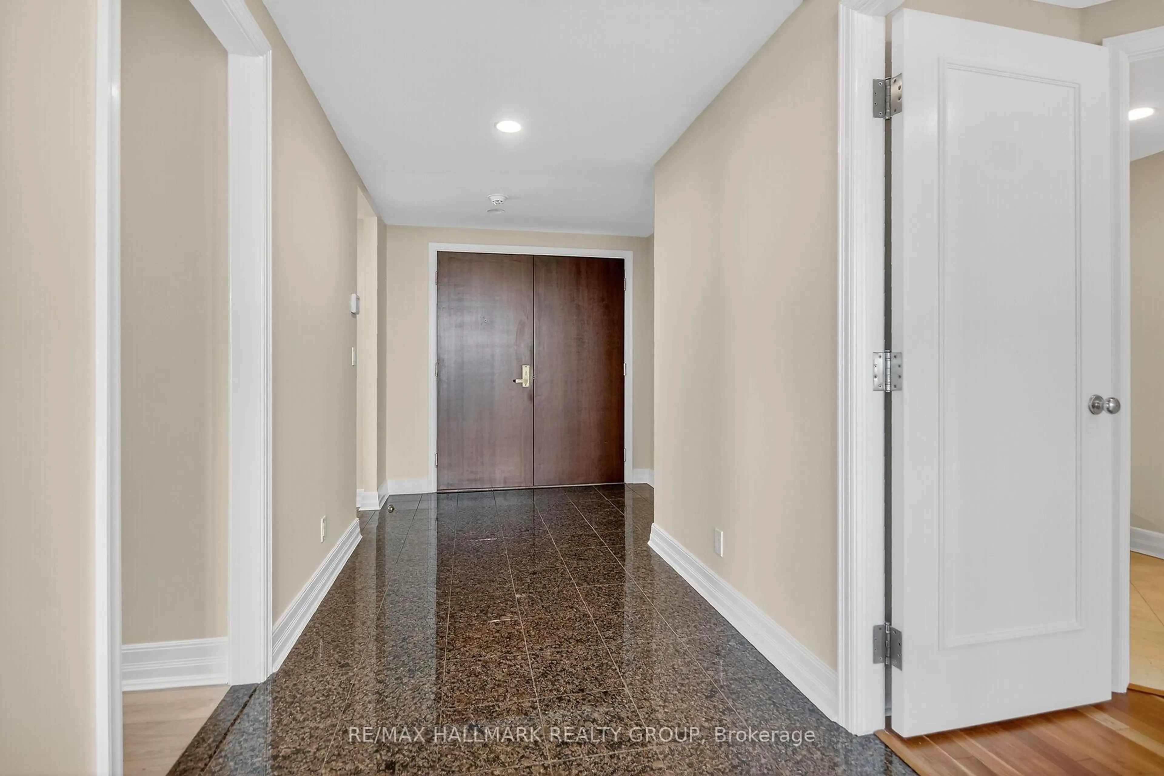 Indoor foyer for 3590 Rivergate Way #1707, Ottawa Ontario K1V 1V6