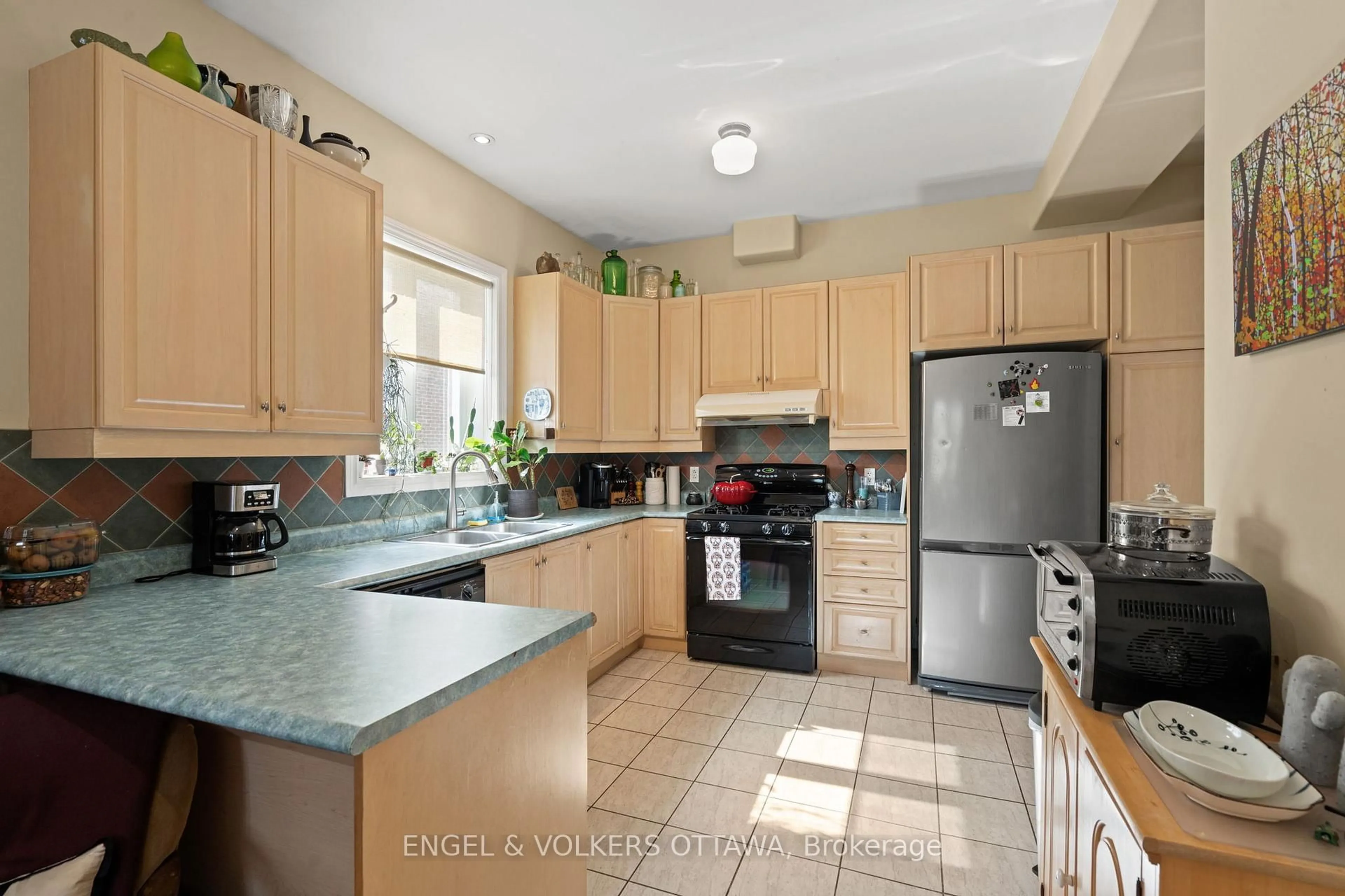Standard kitchen, ceramic/tile floor for 116 Cambridge St #A & B, Ottawa Ontario K1R 7A7