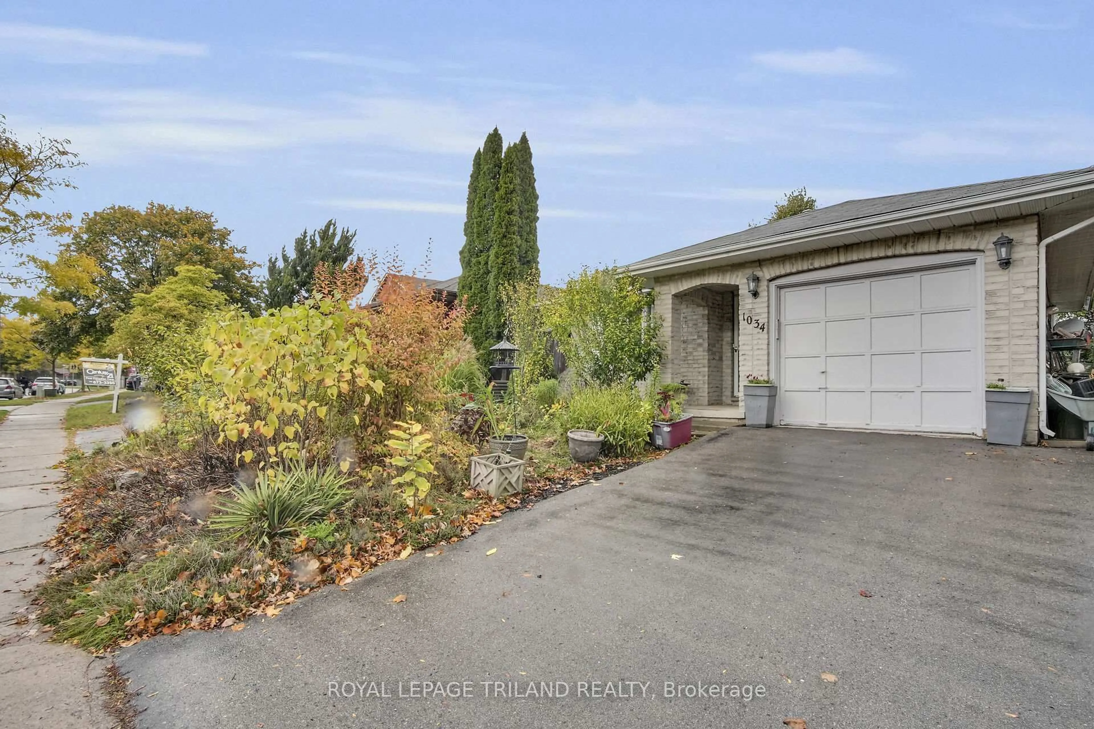 A pic from outside/outdoor area/front of a property/back of a property/a pic from drone, street for 1034 Sherbourne Rd, London North Ontario N6G 4C8