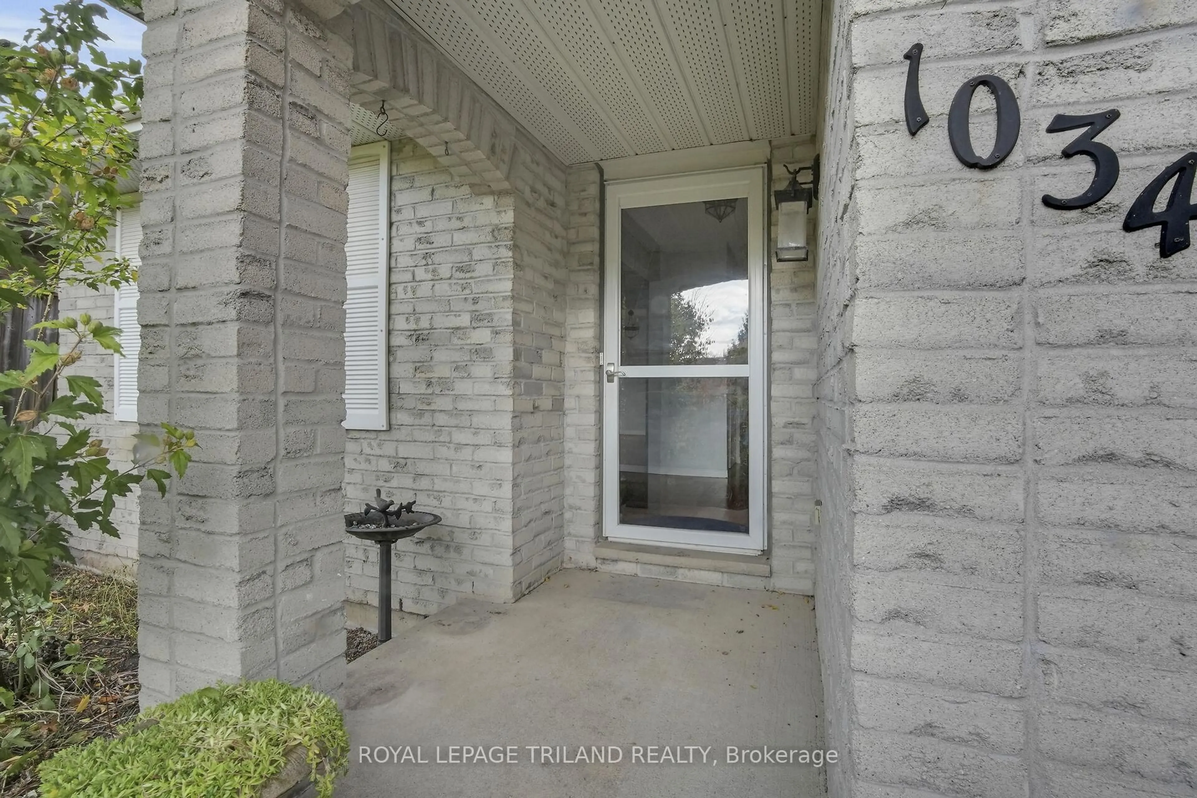 Indoor entryway for 1034 Sherbourne Rd, London North Ontario N6G 4C8
