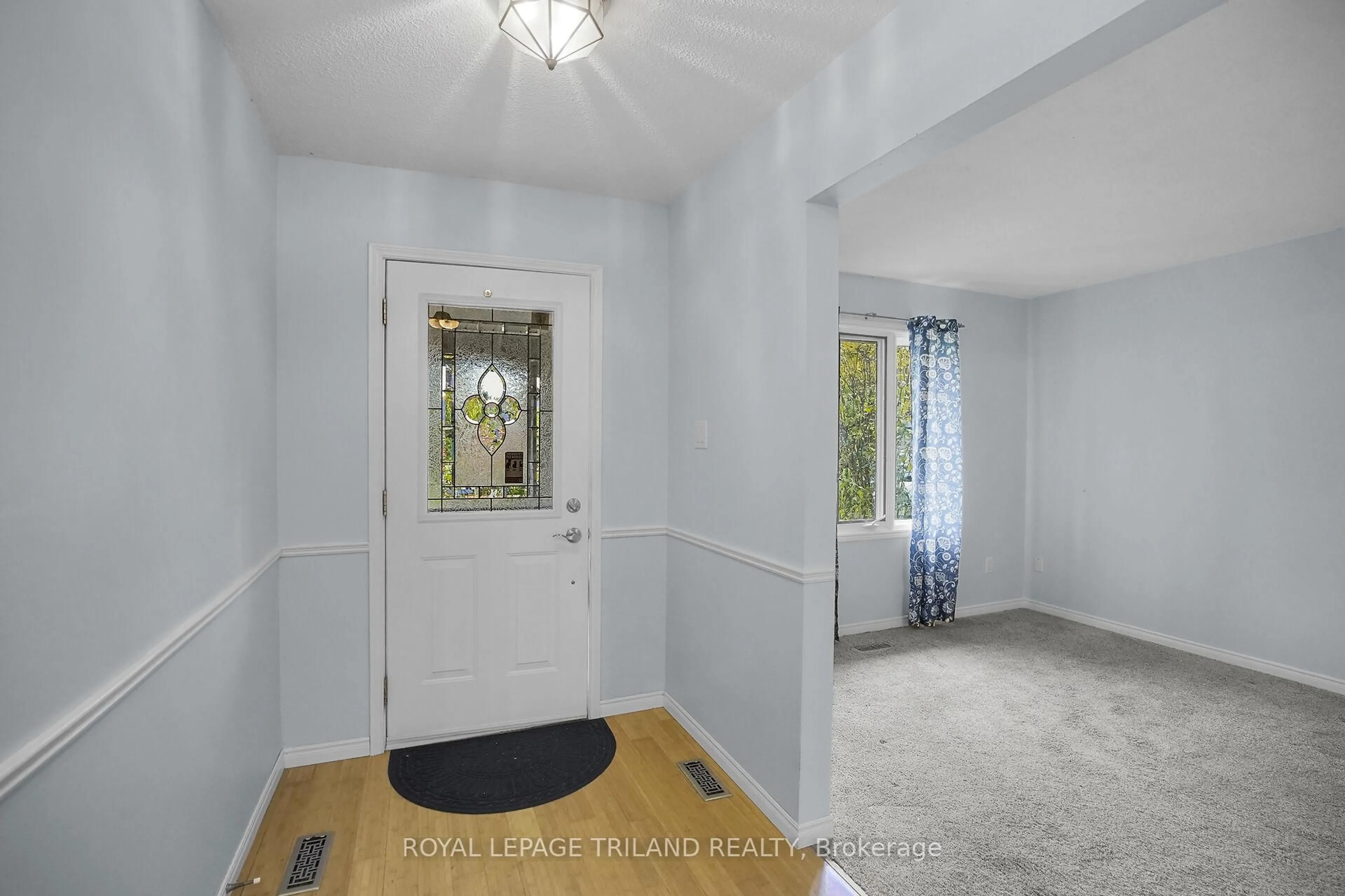 Indoor entryway for 1034 Sherbourne Rd, London North Ontario N6G 4C8
