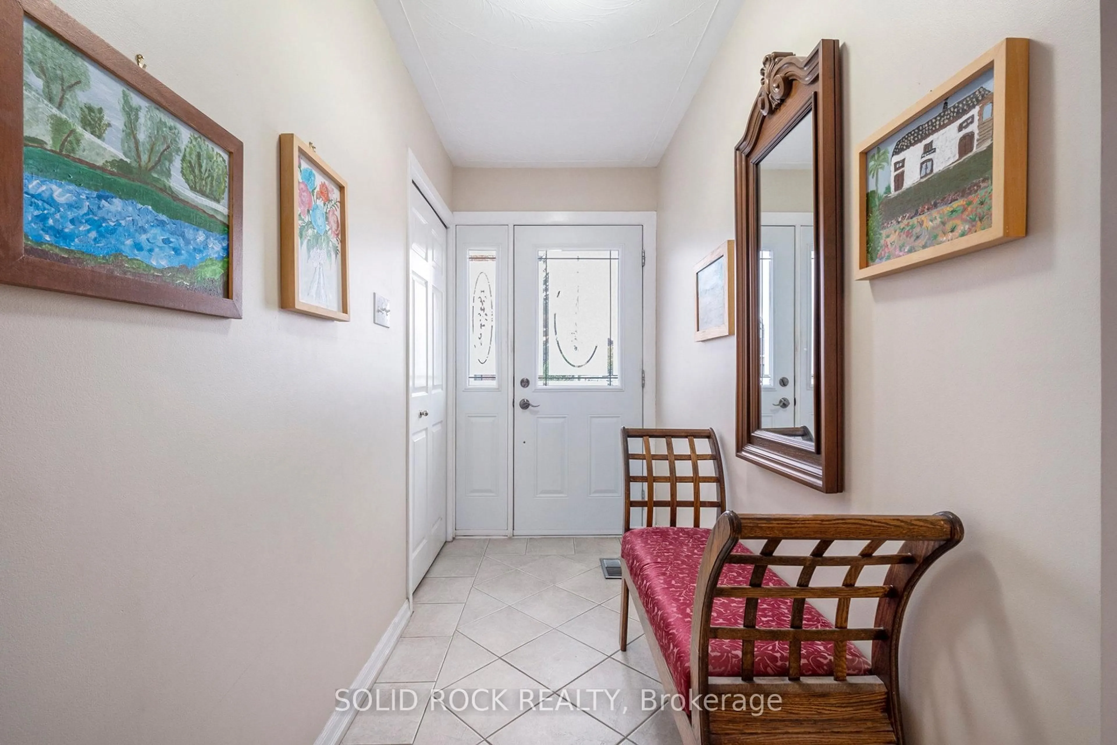 Indoor entryway for 7 Conover St, Ottawa Ontario K2G 0Z2