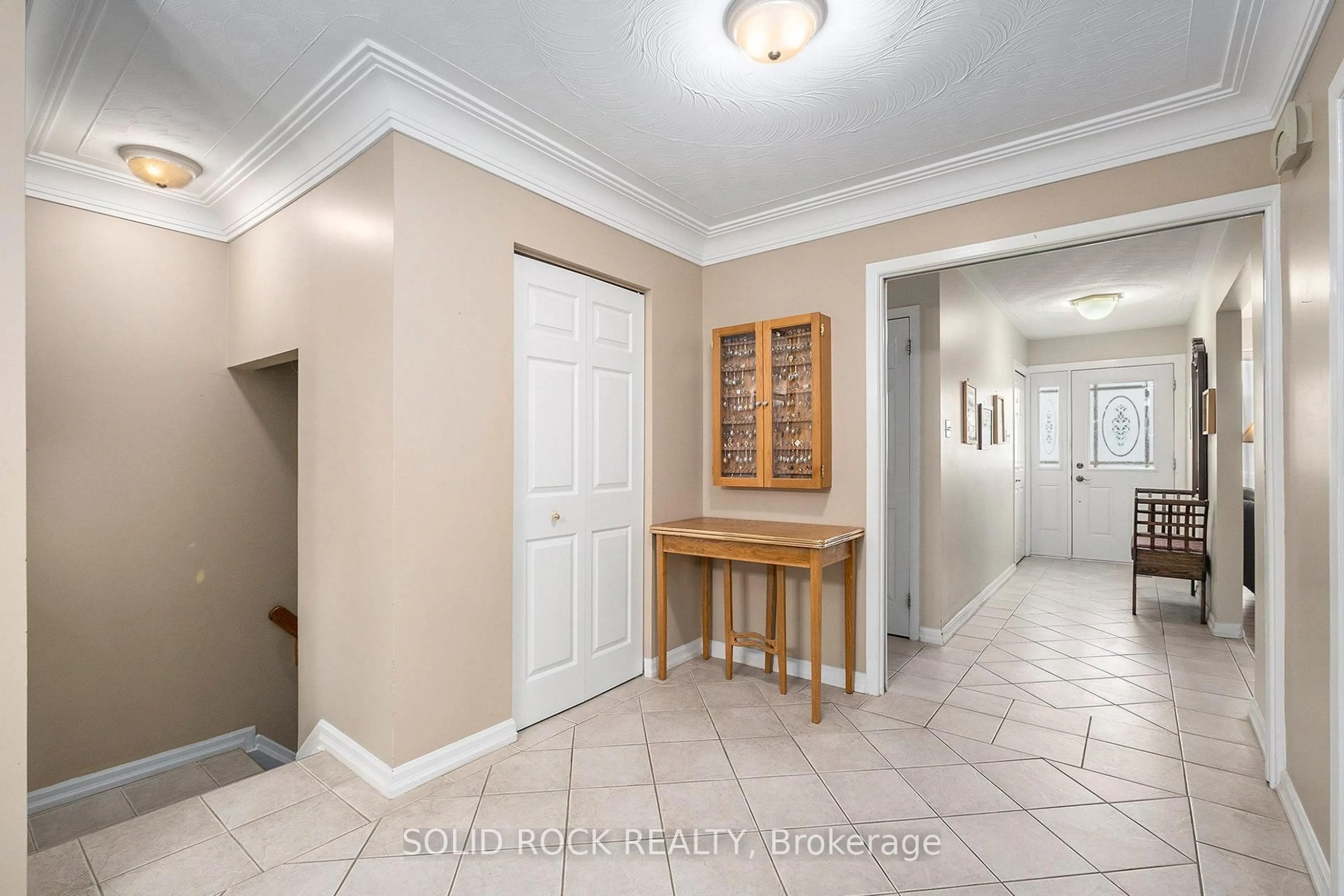 Indoor entryway for 7 Conover St, Ottawa Ontario K2G 0Z2