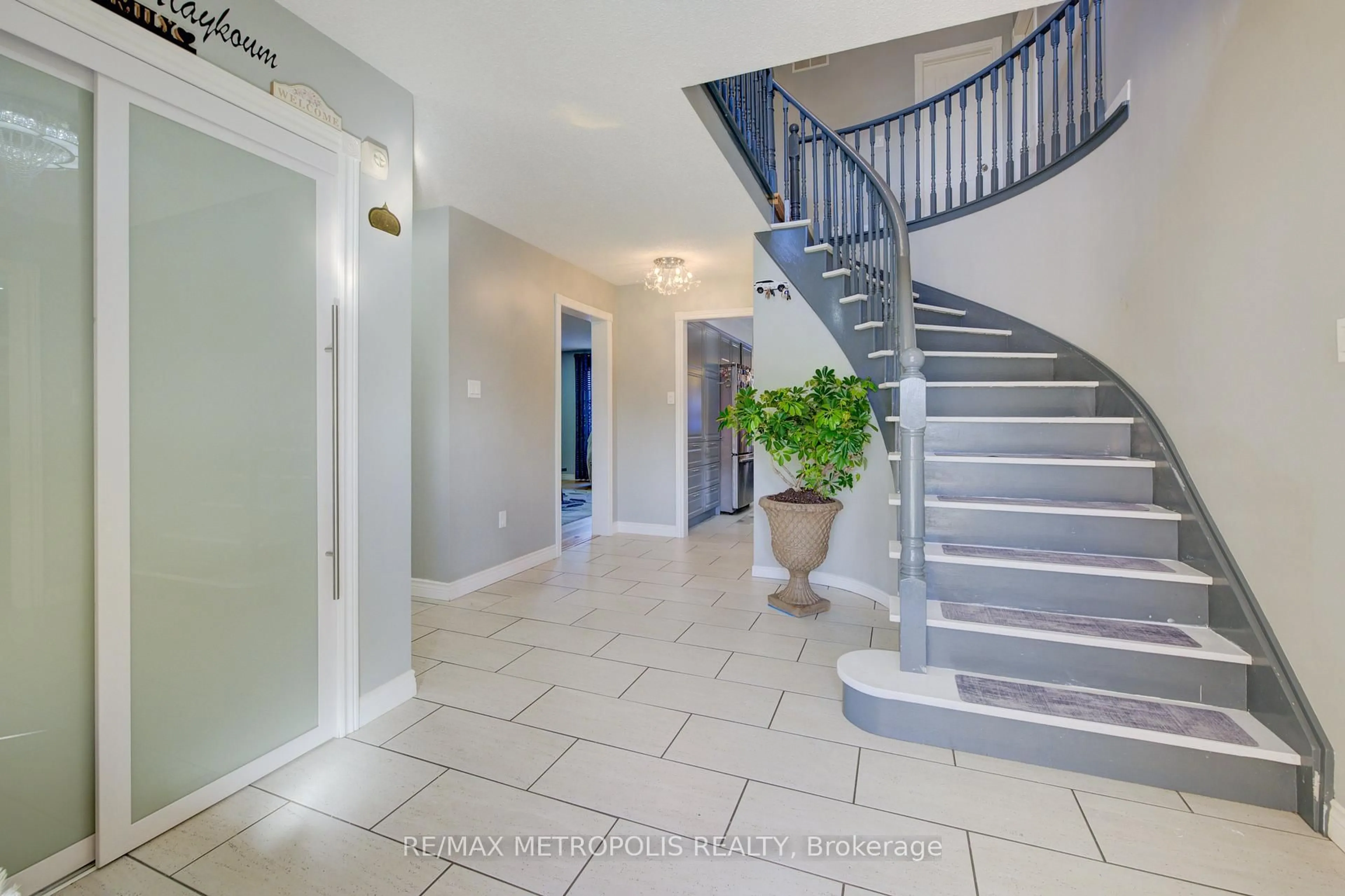 Indoor entryway for 145 Cowan Blvd, Cambridge Ontario N1T 1K9