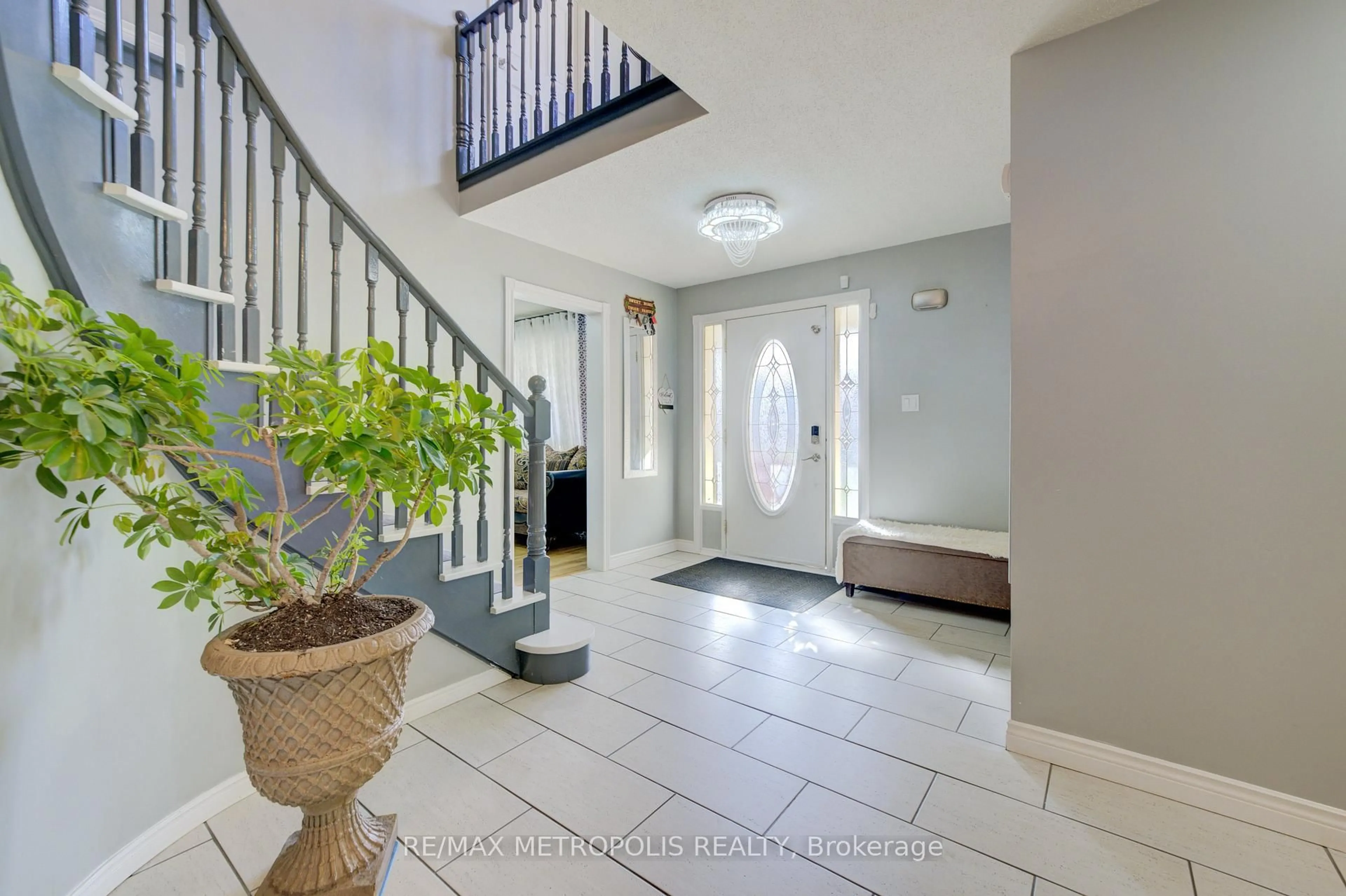 Indoor foyer for 145 Cowan Blvd, Cambridge Ontario N1T 1K9